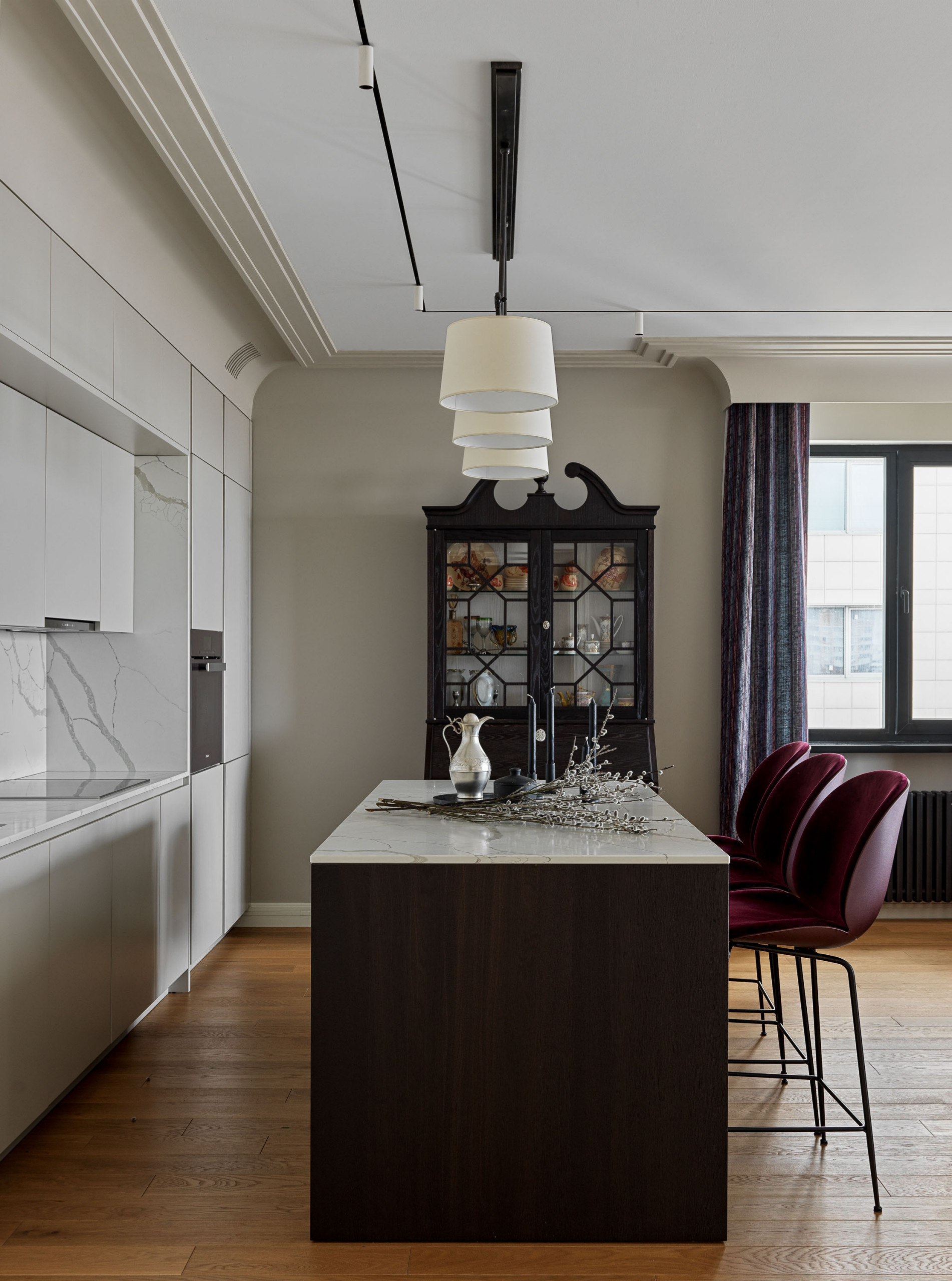 Houzz тур: Уютная квартира для поклонницы керамики и живописи