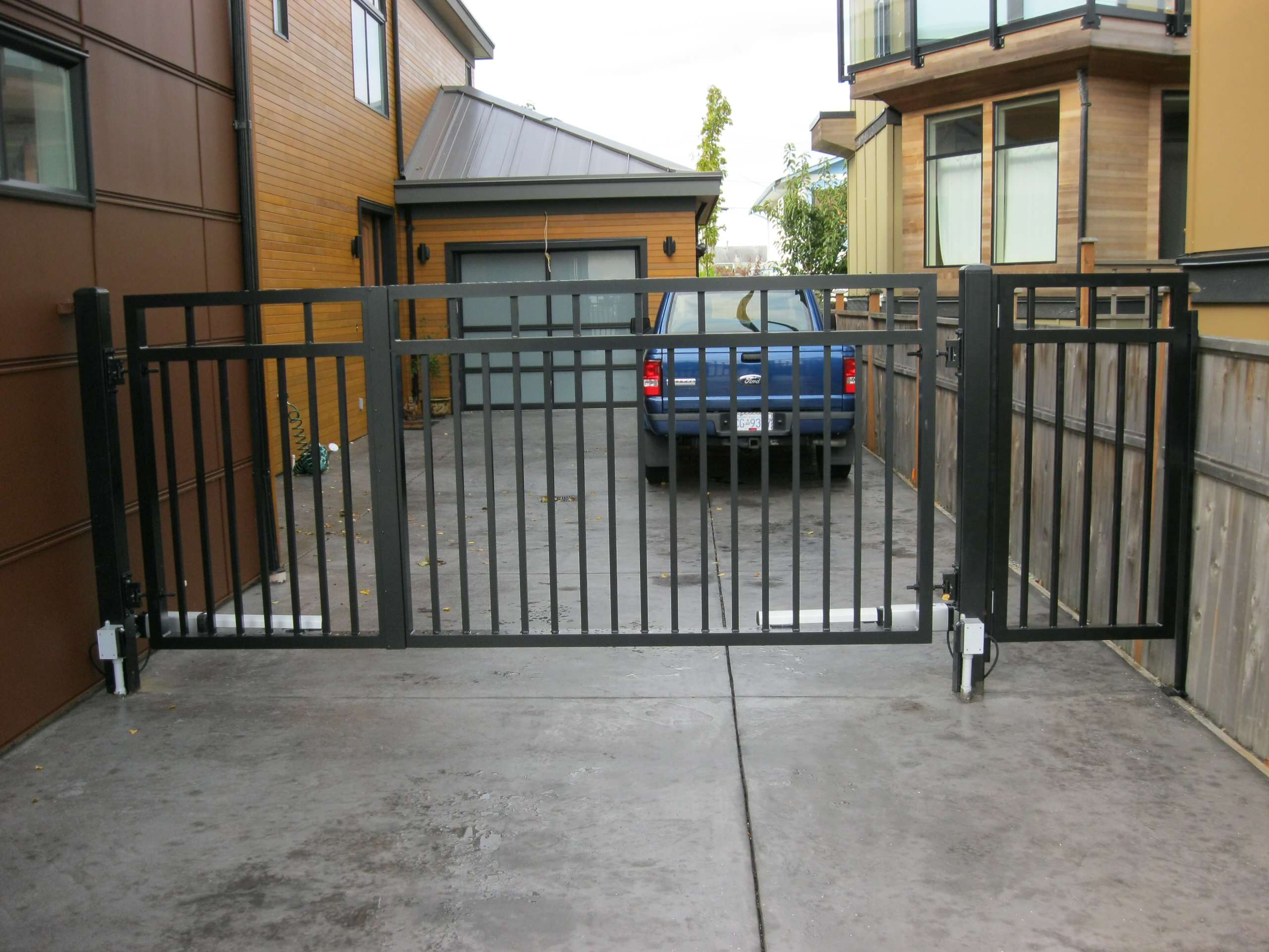 Дачные пропилеи: Выбираем ворота и покрытие для парковки на даче