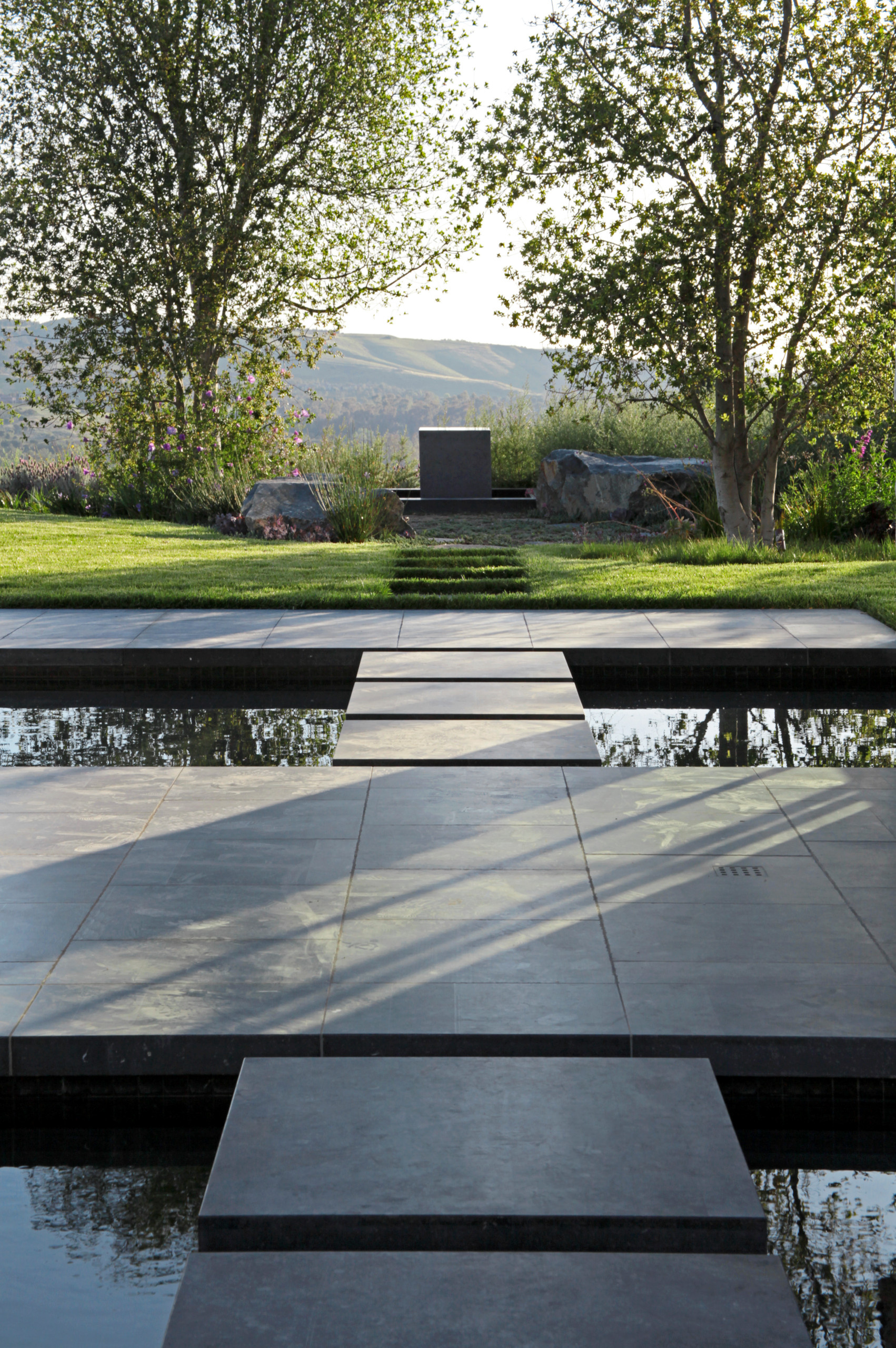 Просто фото: Дорожка по воде в саду — 27 идей