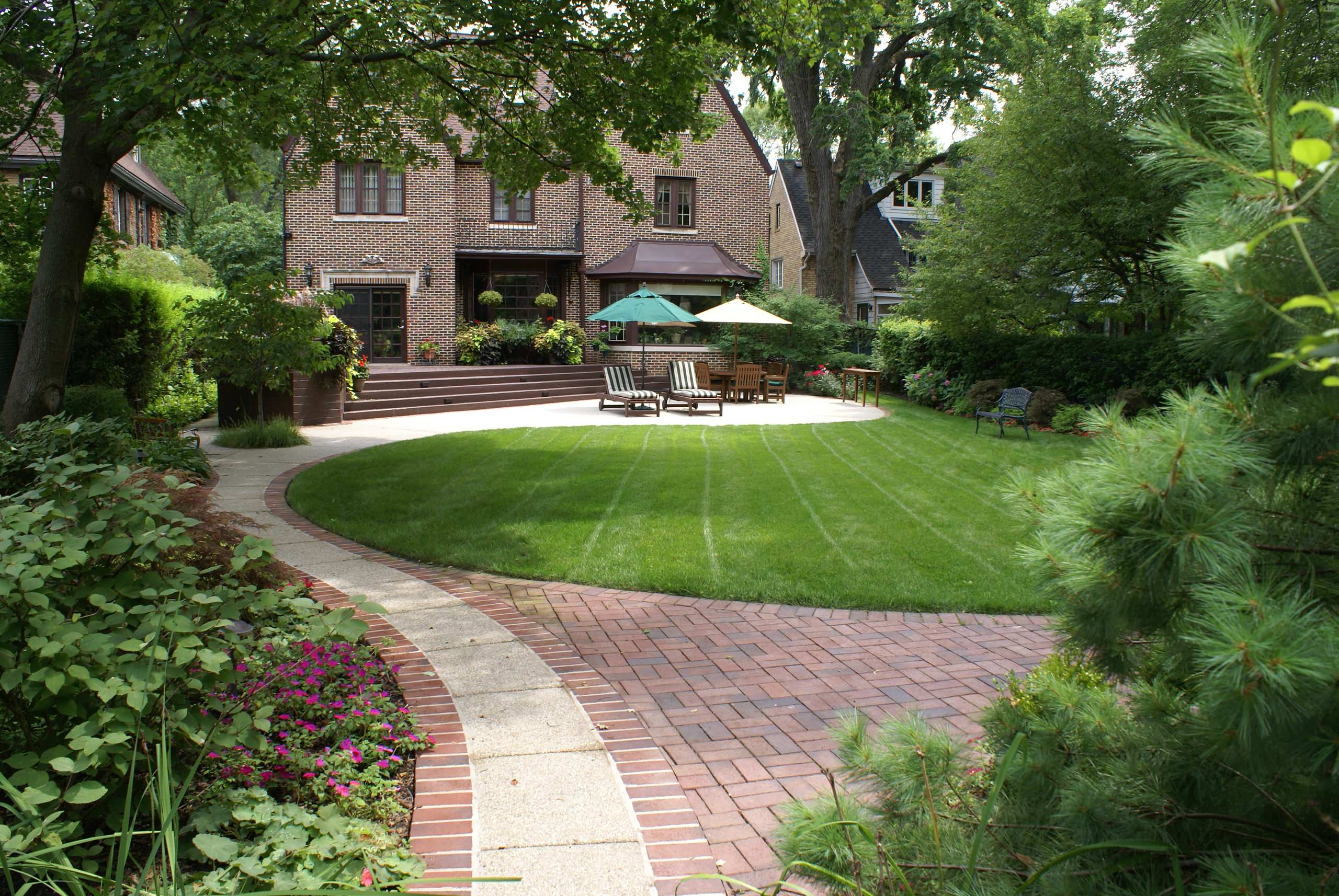 Почему так: Один сад выглядит дорого, а другой — нет