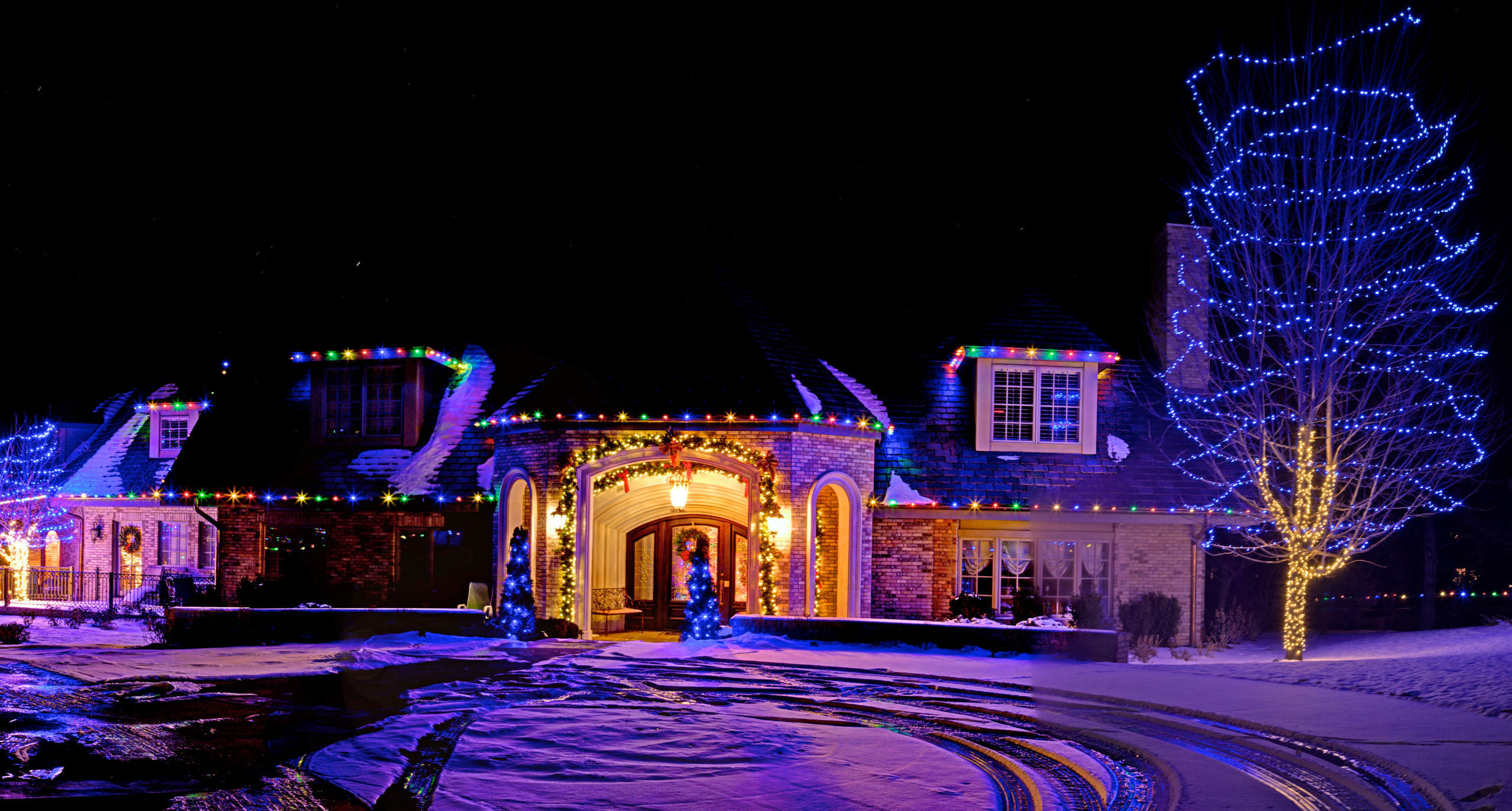 Фотоохота: Новогодняя подсветка загородного дома и сада — 26 идей