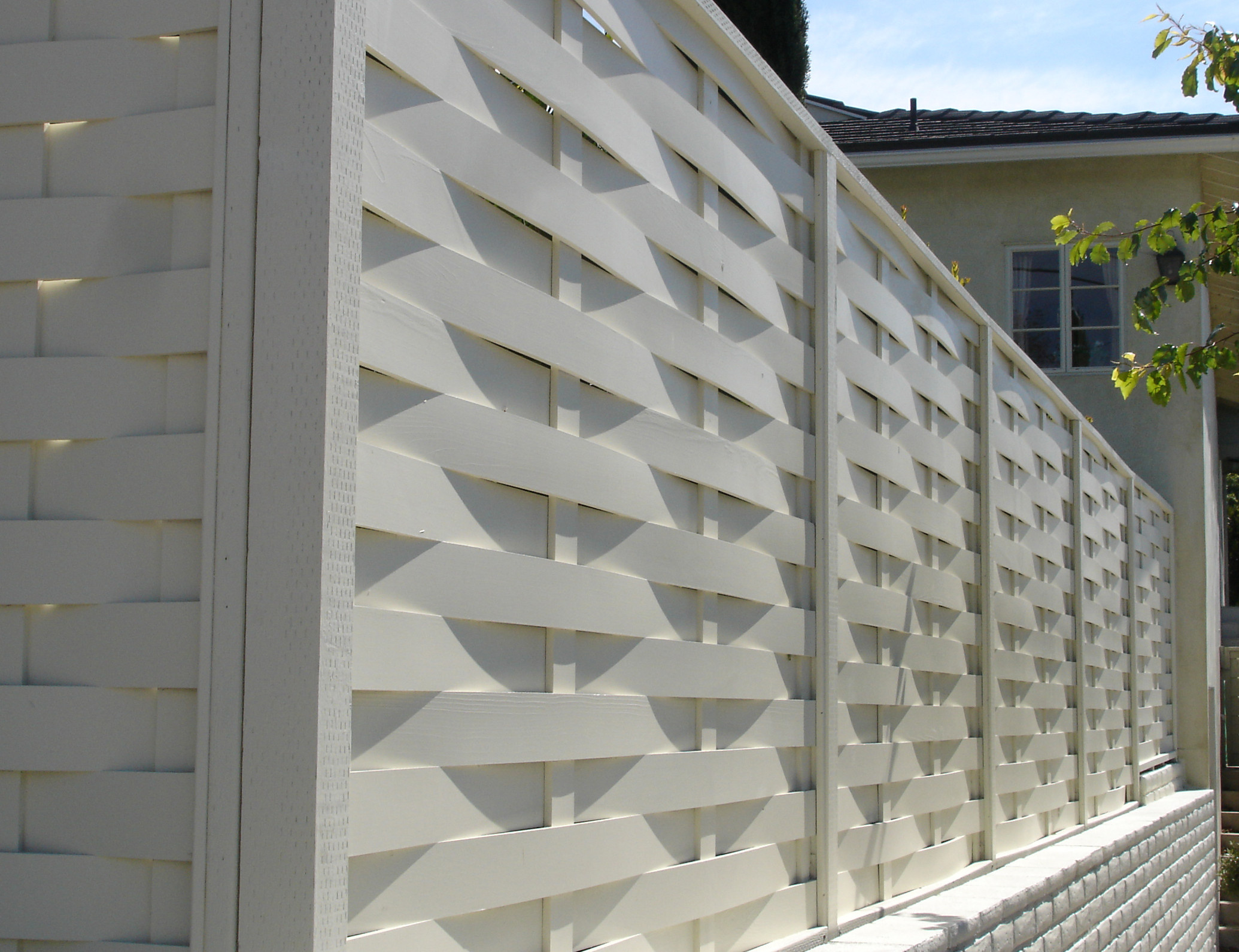 Вопрос: Какой забор нужен вашему дому