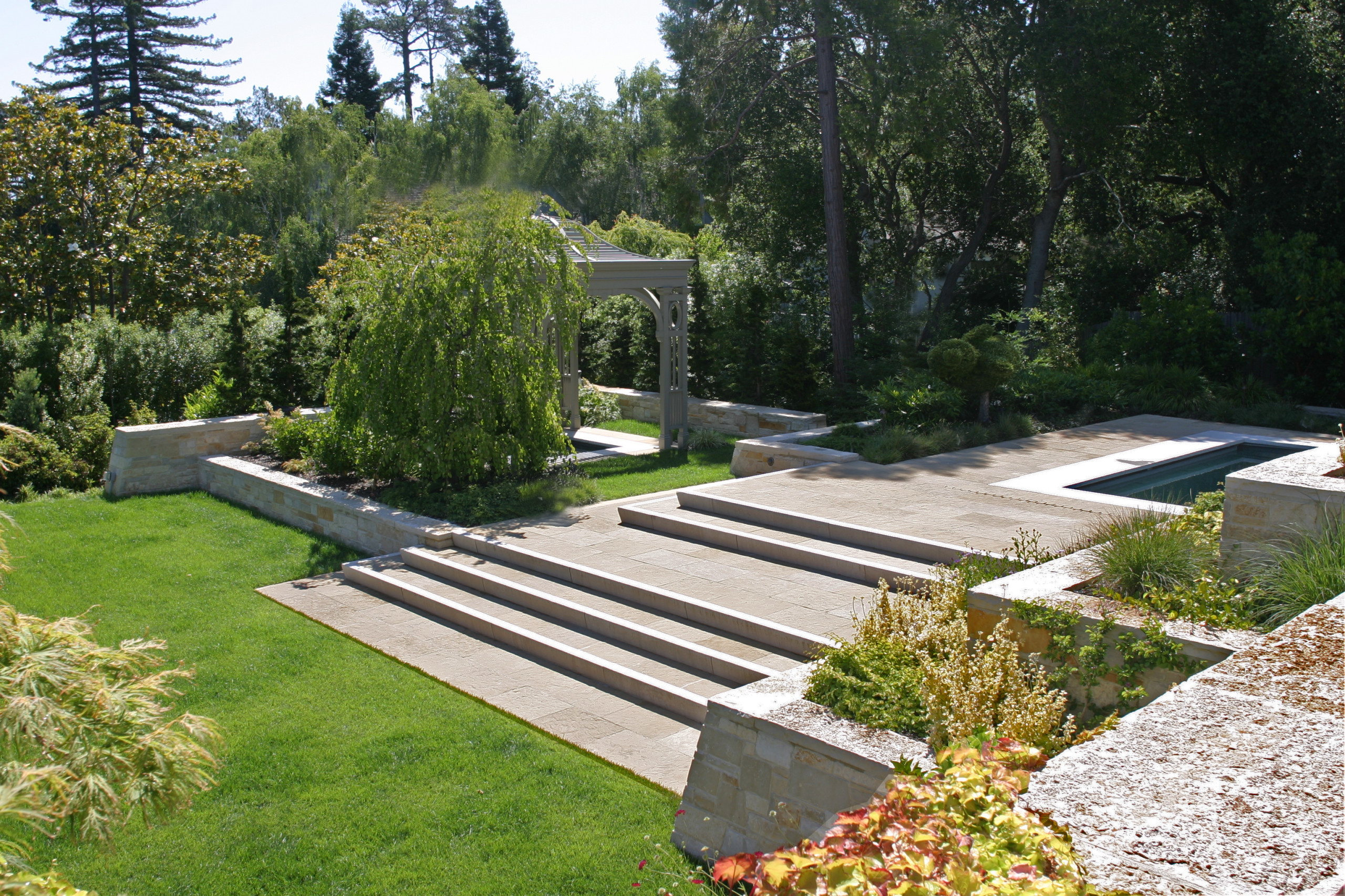 Почему так: Один сад выглядит дорого, а другой — нет