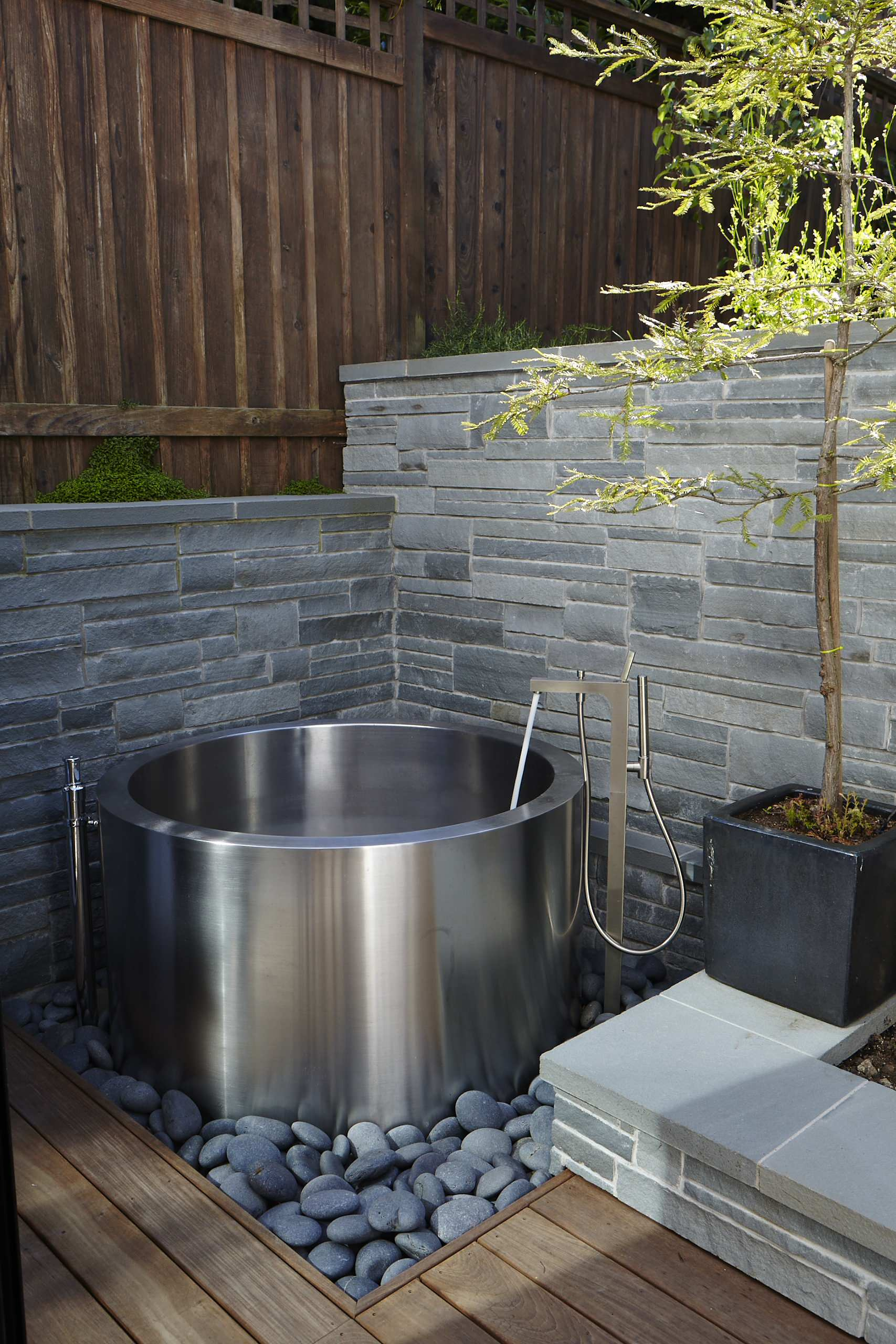 Как правильно: Обустроить узкие места на маленьком участке