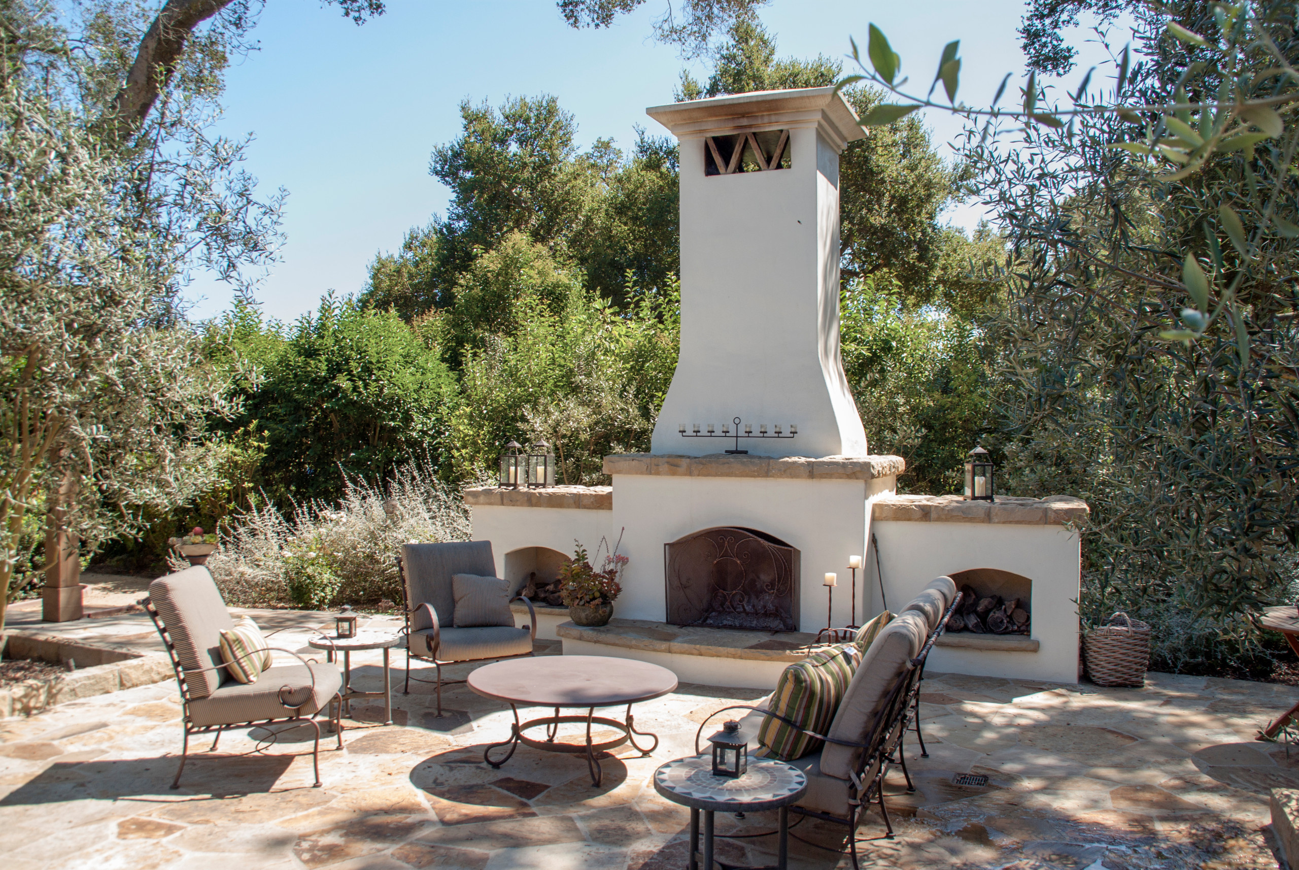 Эмоции теплого спектра: О чем подумать, выбирая садовый уличный камин