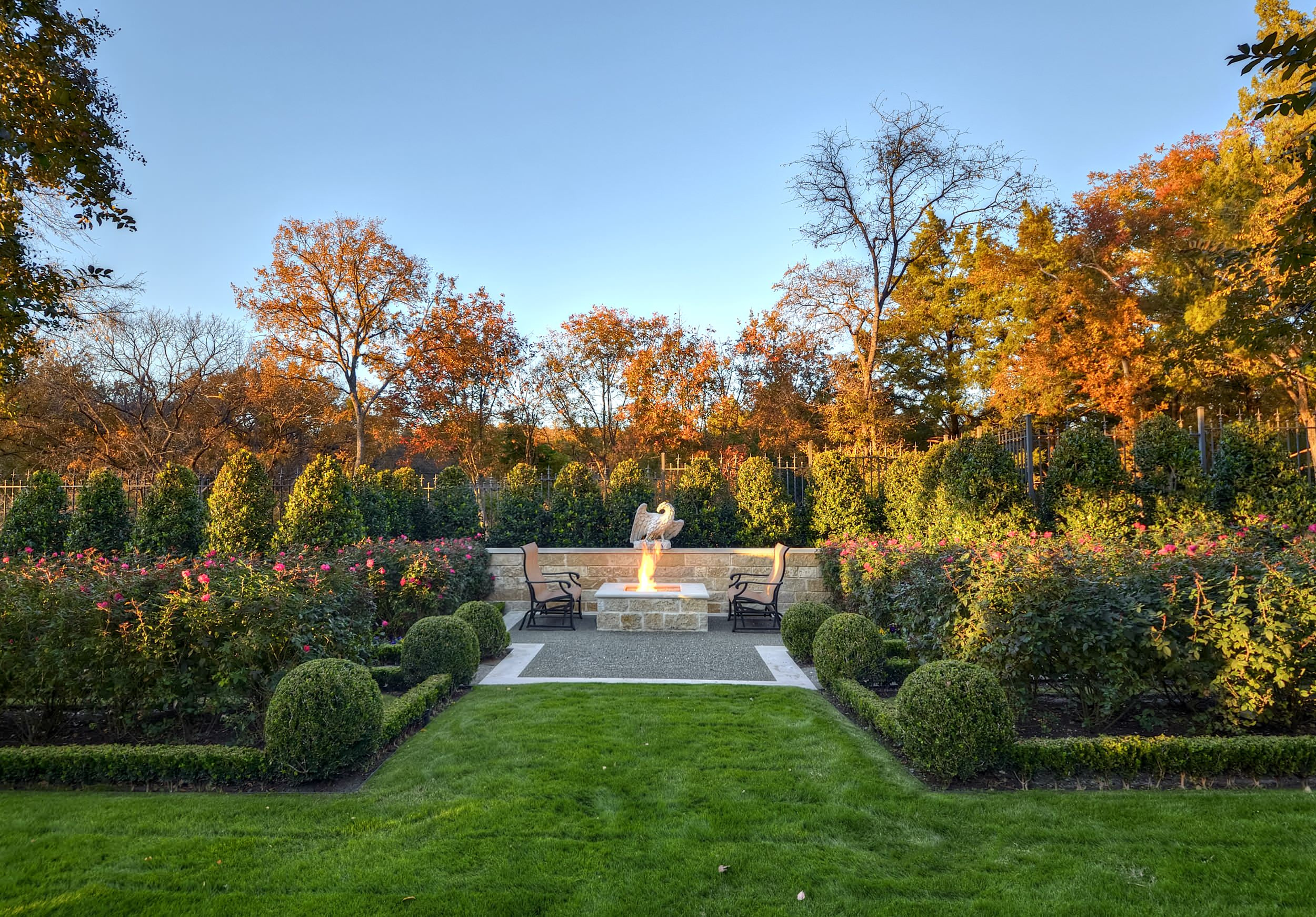 Эмоции теплого спектра: О чем подумать, выбирая садовый уличный камин