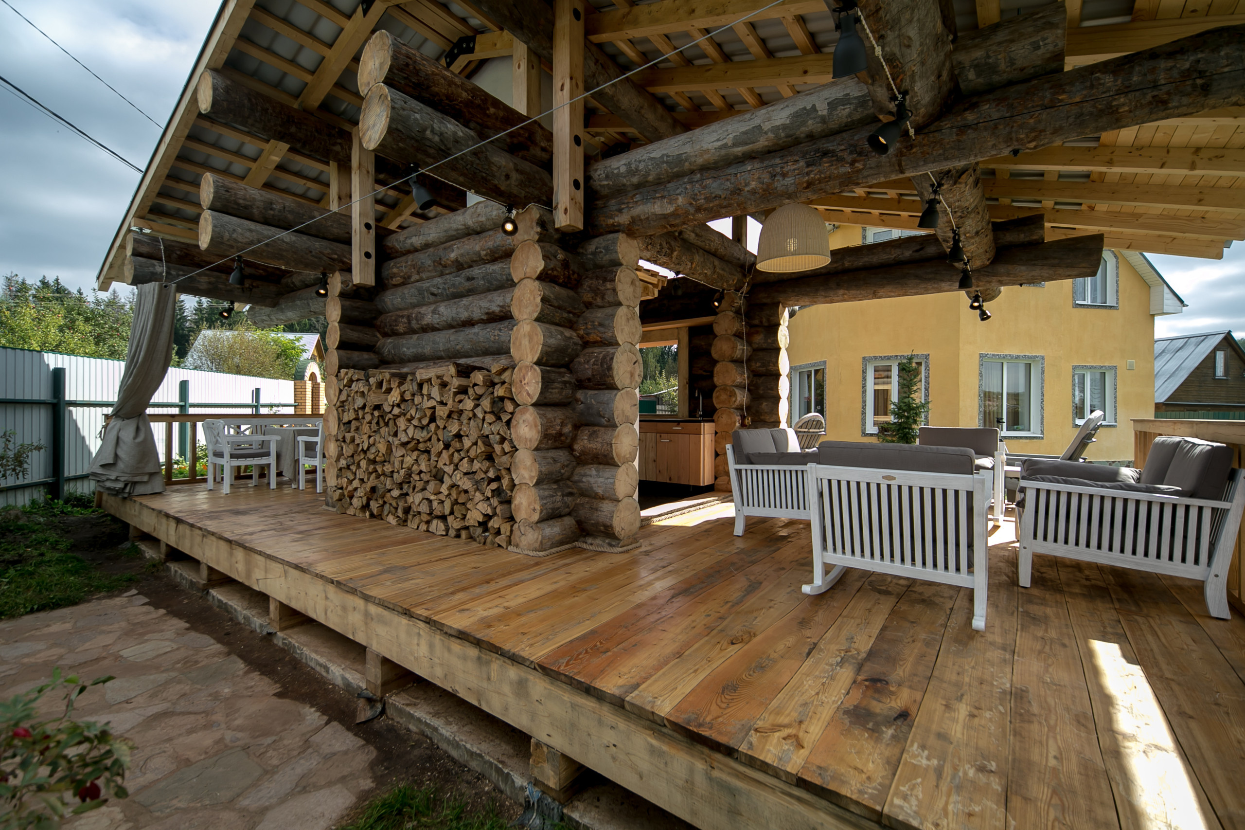 Проект недели: Парящая терраса-беседка из седой карельской сосны