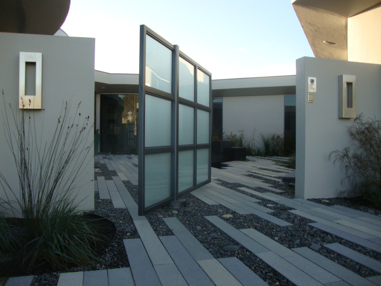 Дачные пропилеи: Выбираем ворота и покрытие для парковки на даче