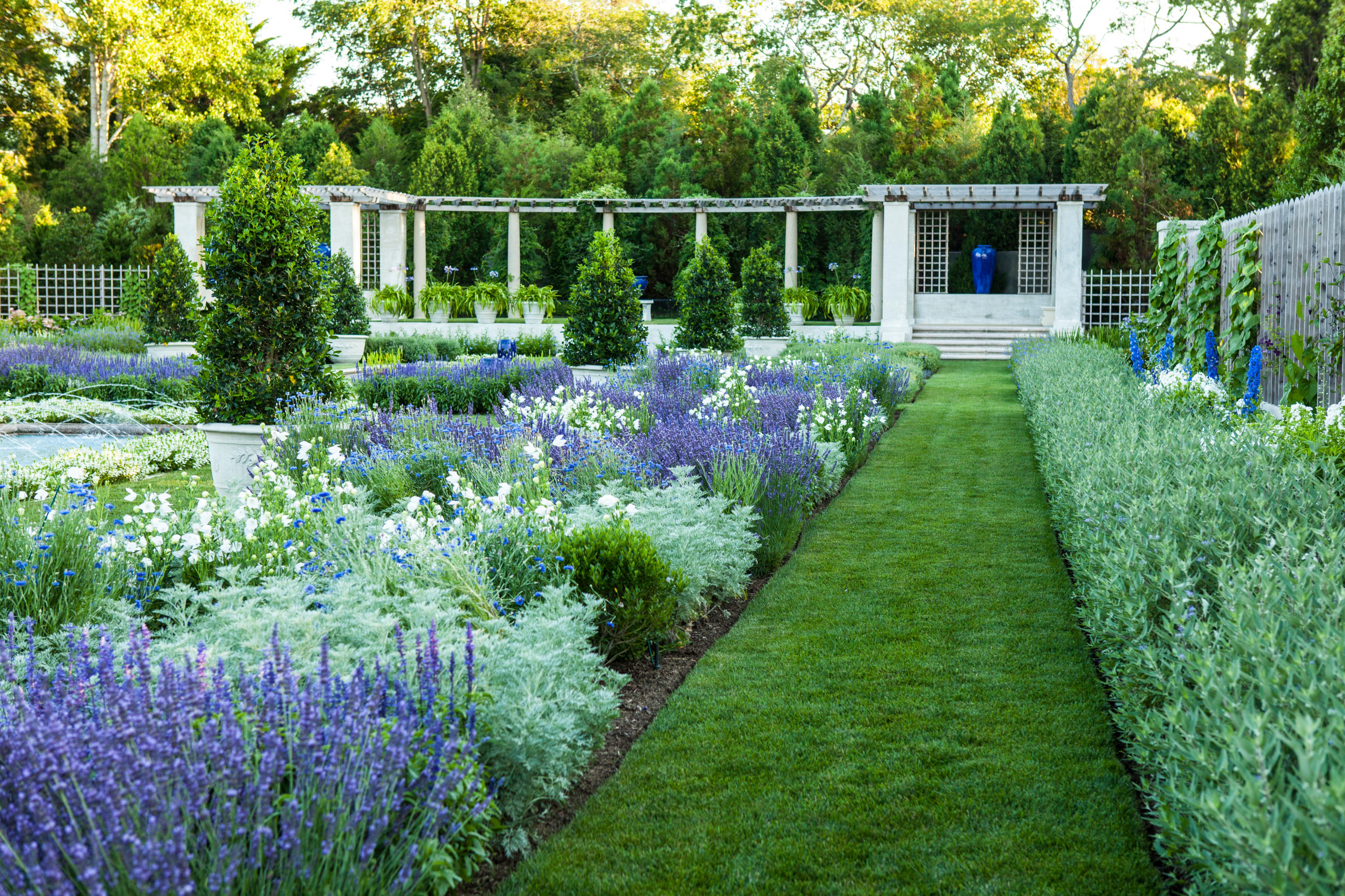 Как правильно: Спланировать цветник на садовом участке