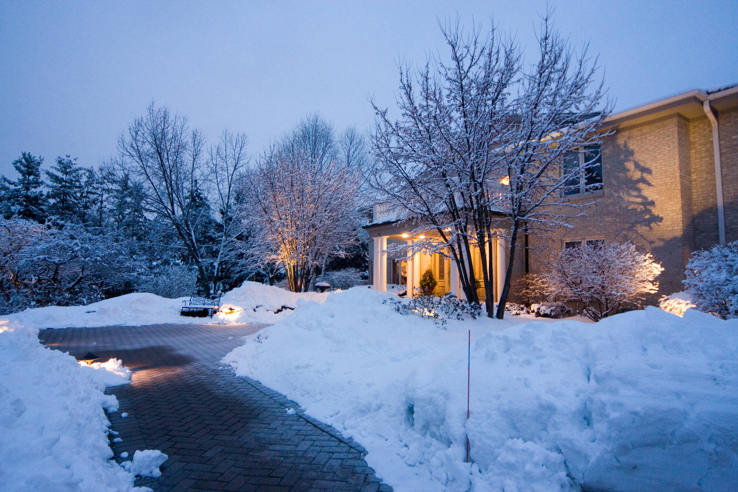 Как правильно: Решить проблему снега на участке