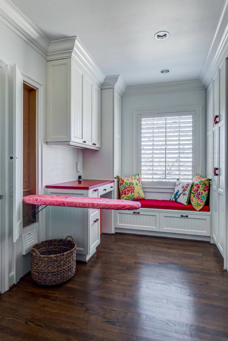 Дизайн-дебаты: Как хранить гладильную доску в интерьере