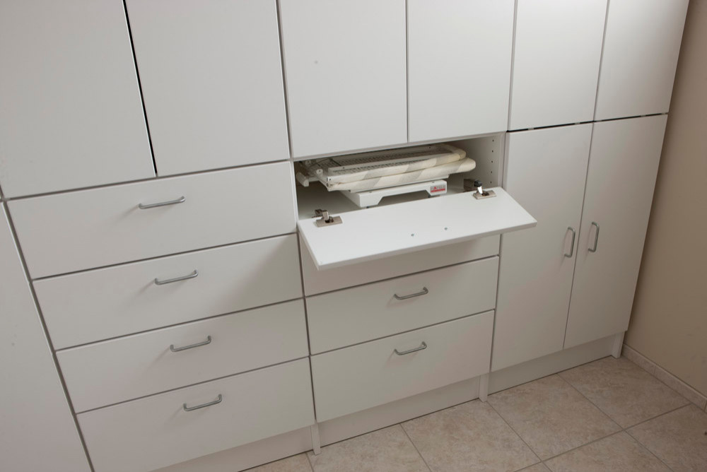 Дизайн-дебаты: Как хранить гладильную доску в интерьере