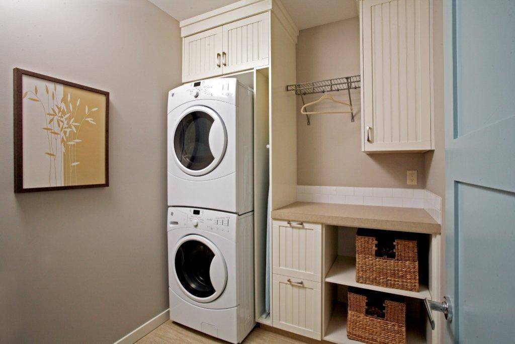 Дизайн-дебаты: Как хранить гладильную доску в интерьере