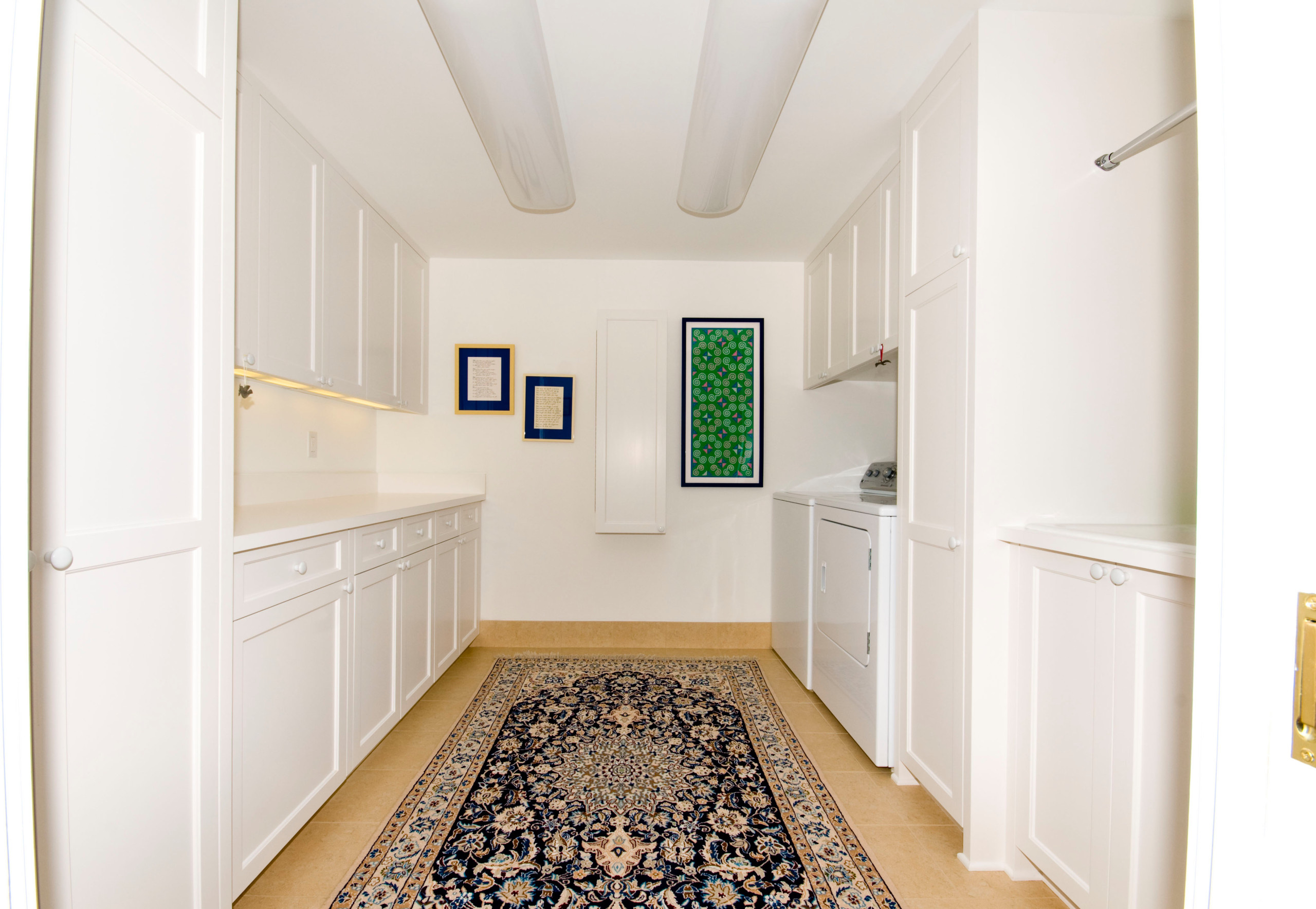 Дизайн-дебаты: Как хранить гладильную доску в интерьере