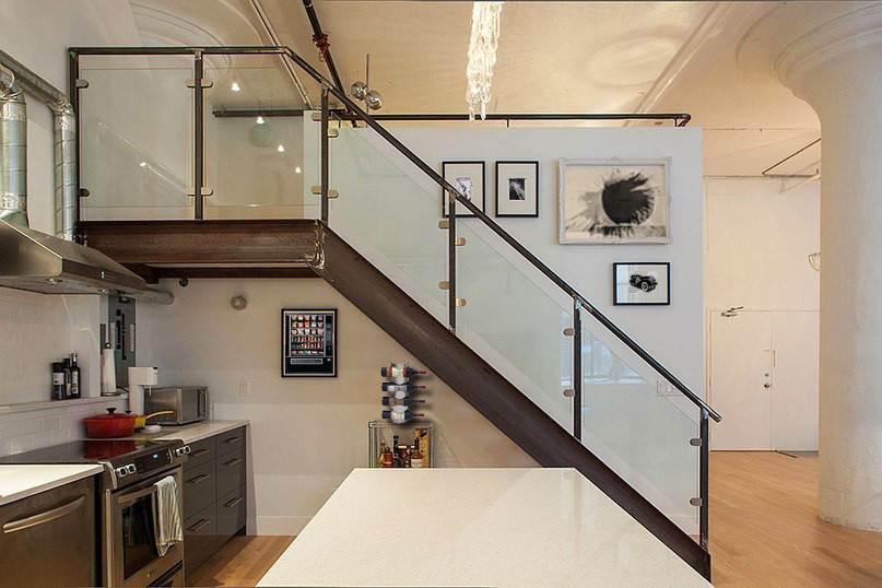 Houzz тур: Квартира над гаражом для любителя дорогих машин и мотоциклов