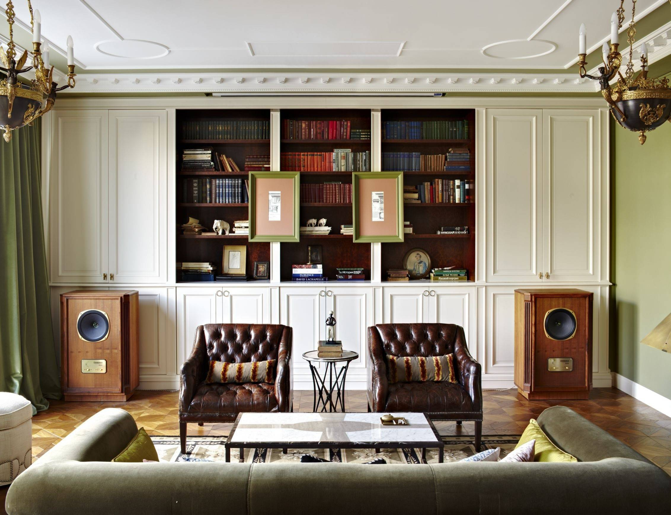 Дизайн потолка в зале