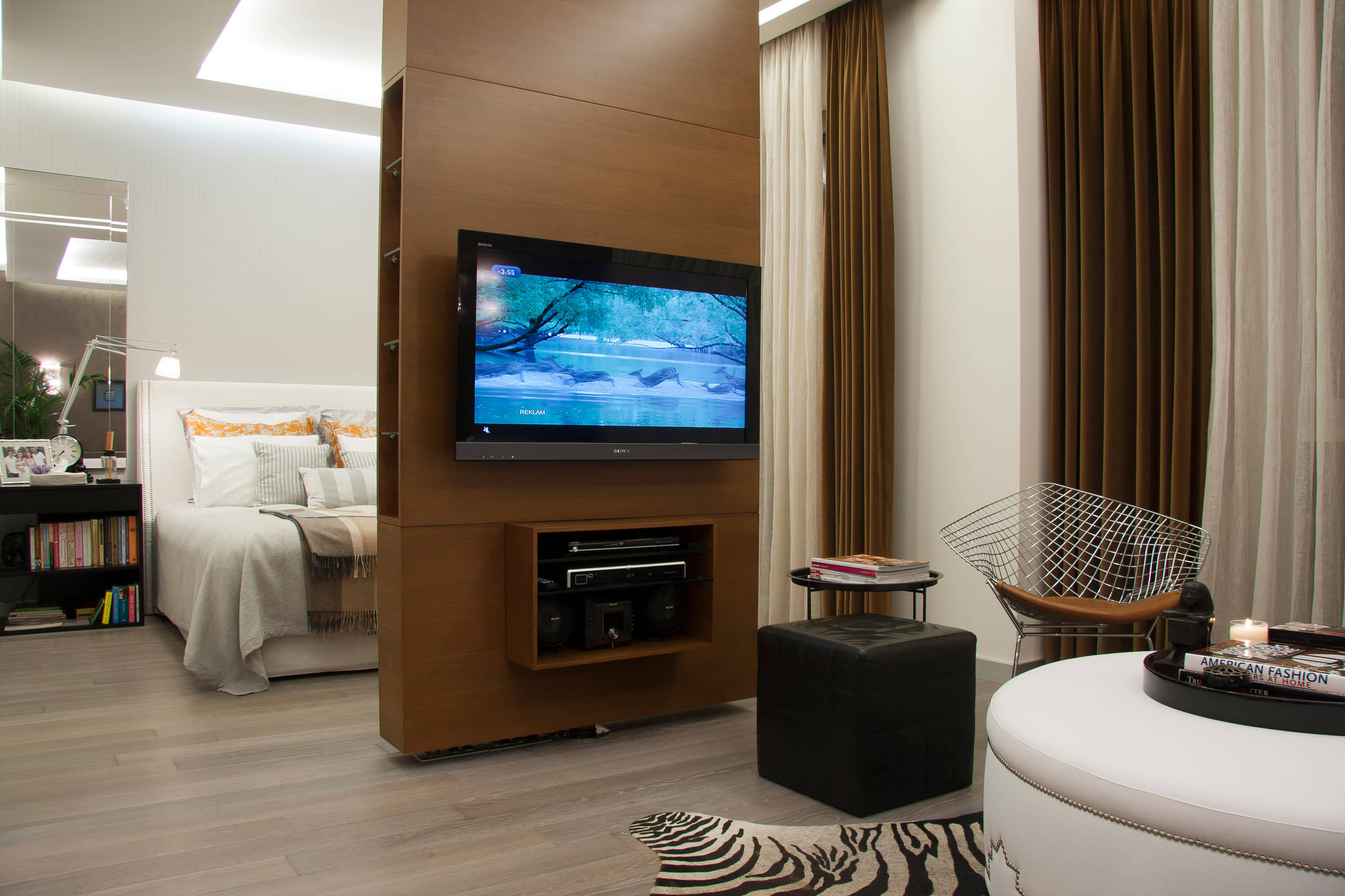 Хороший вопрос: Где повесить телевизор на кухне