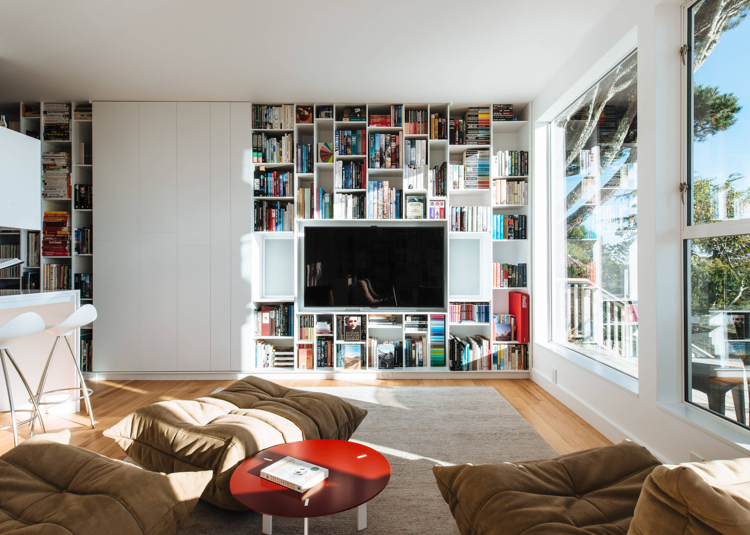 Просто фото: 23 варианта, как спрятать телевизор