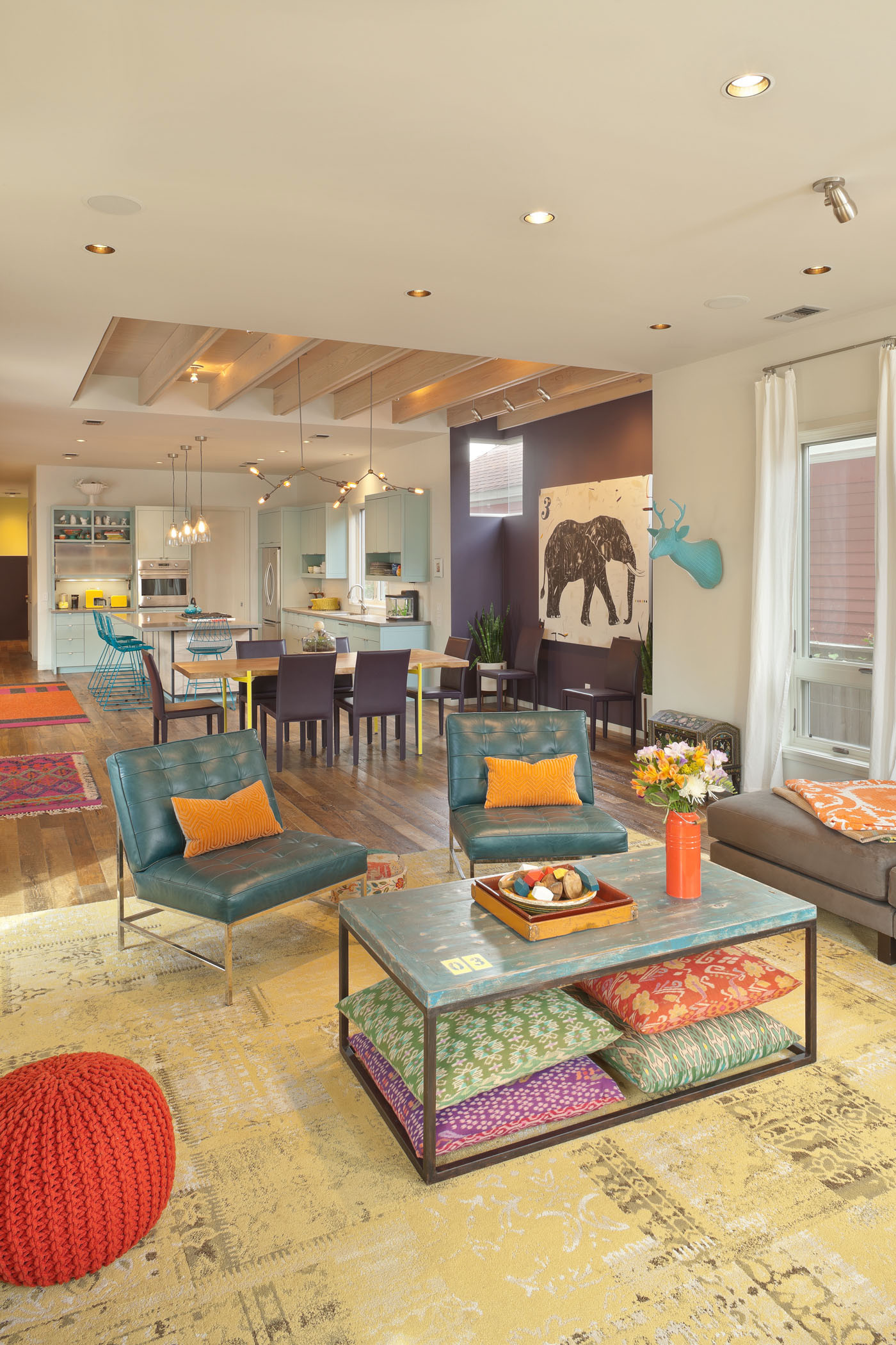 Хранение: Как использовать пространство под журнальным столиком?