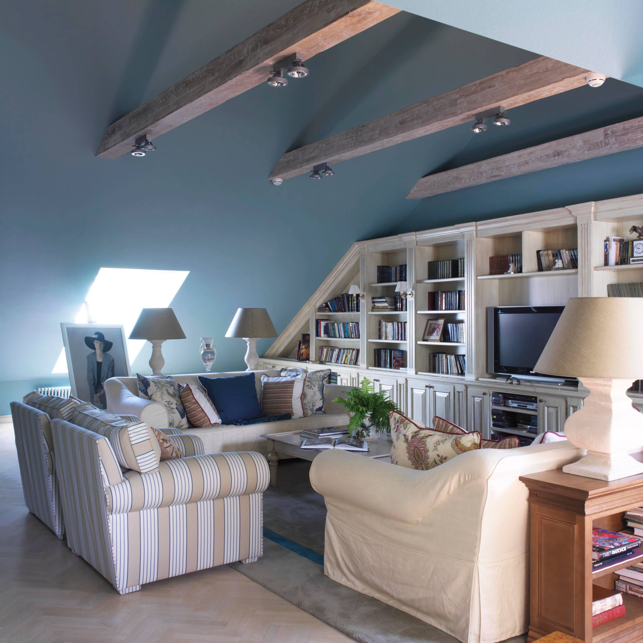 Дизайн потолка в гостиной