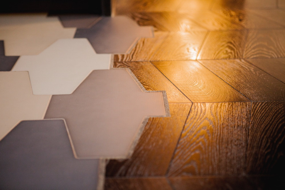 Дизайн-дебаты: Как состыковать два материала на полу