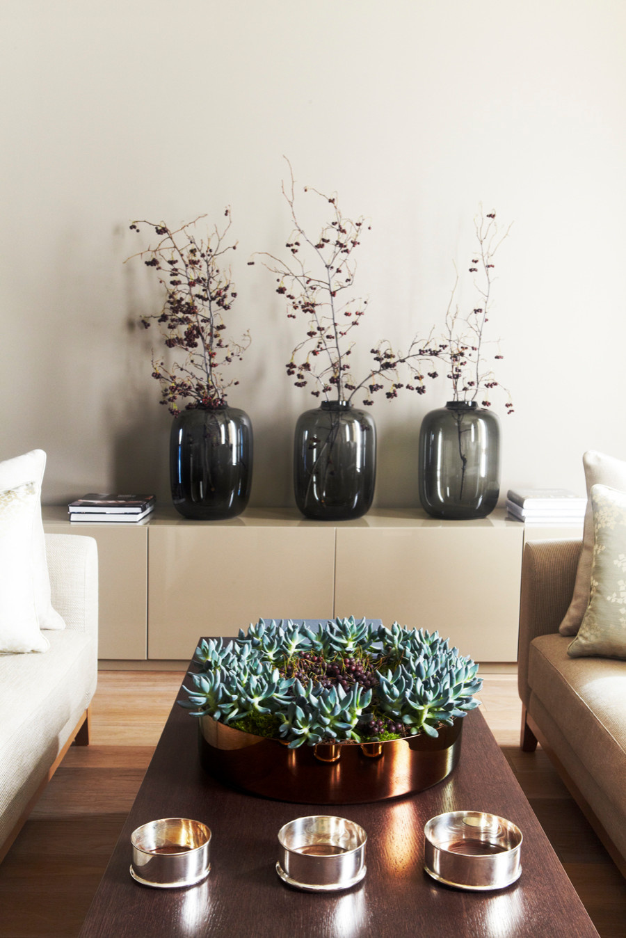 Houzz тур: Квартира с камином в гостиной и злаковым садом во дворе