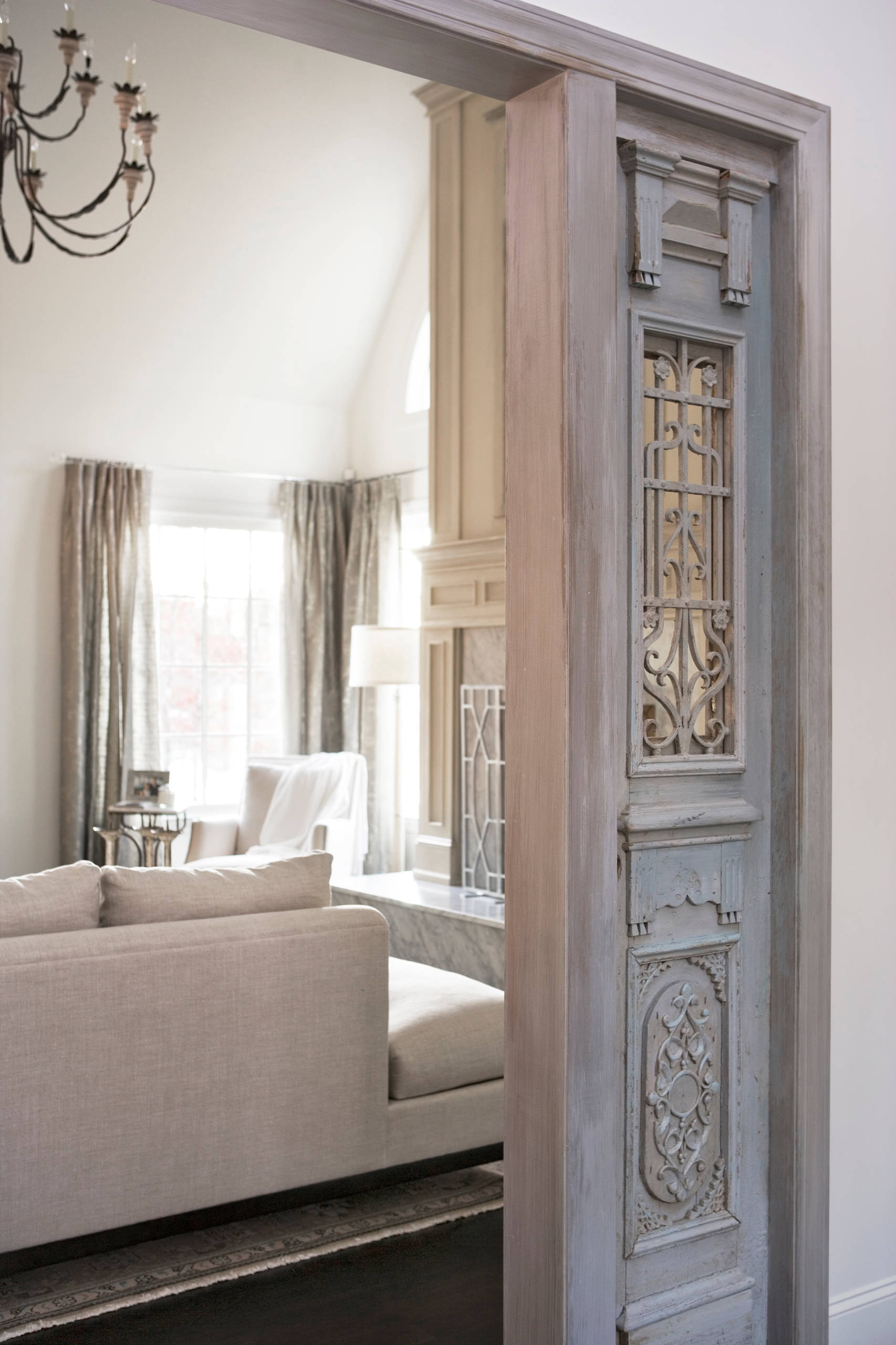 Ах, вы двери, мои двери, двери старые мои...