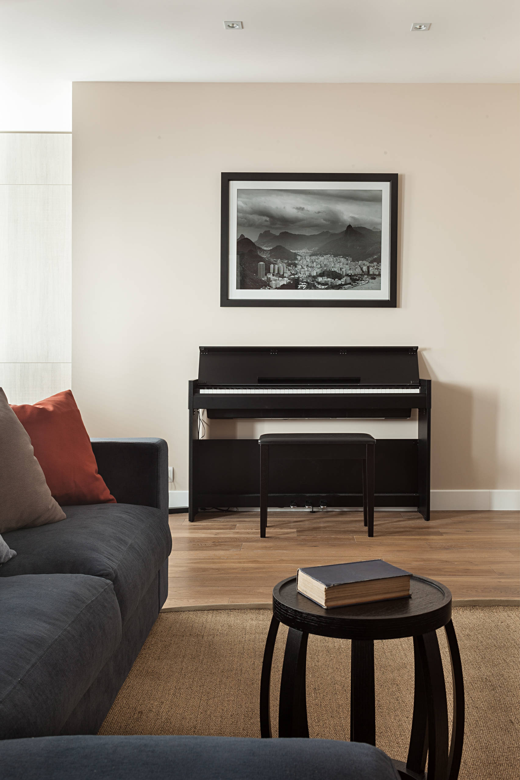 Houzz тур: Шоколадная стена и синий диван для вечера трудного дня