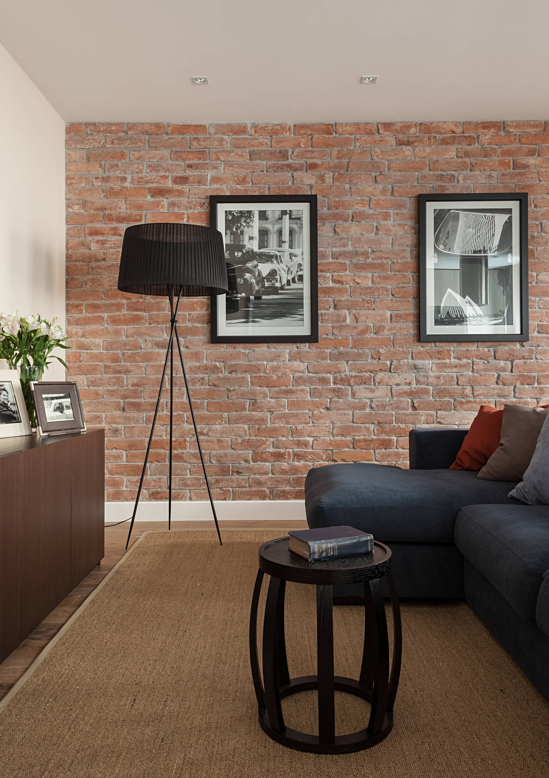 Houzz тур: Шоколадная стена и синий диван для вечера трудного дня