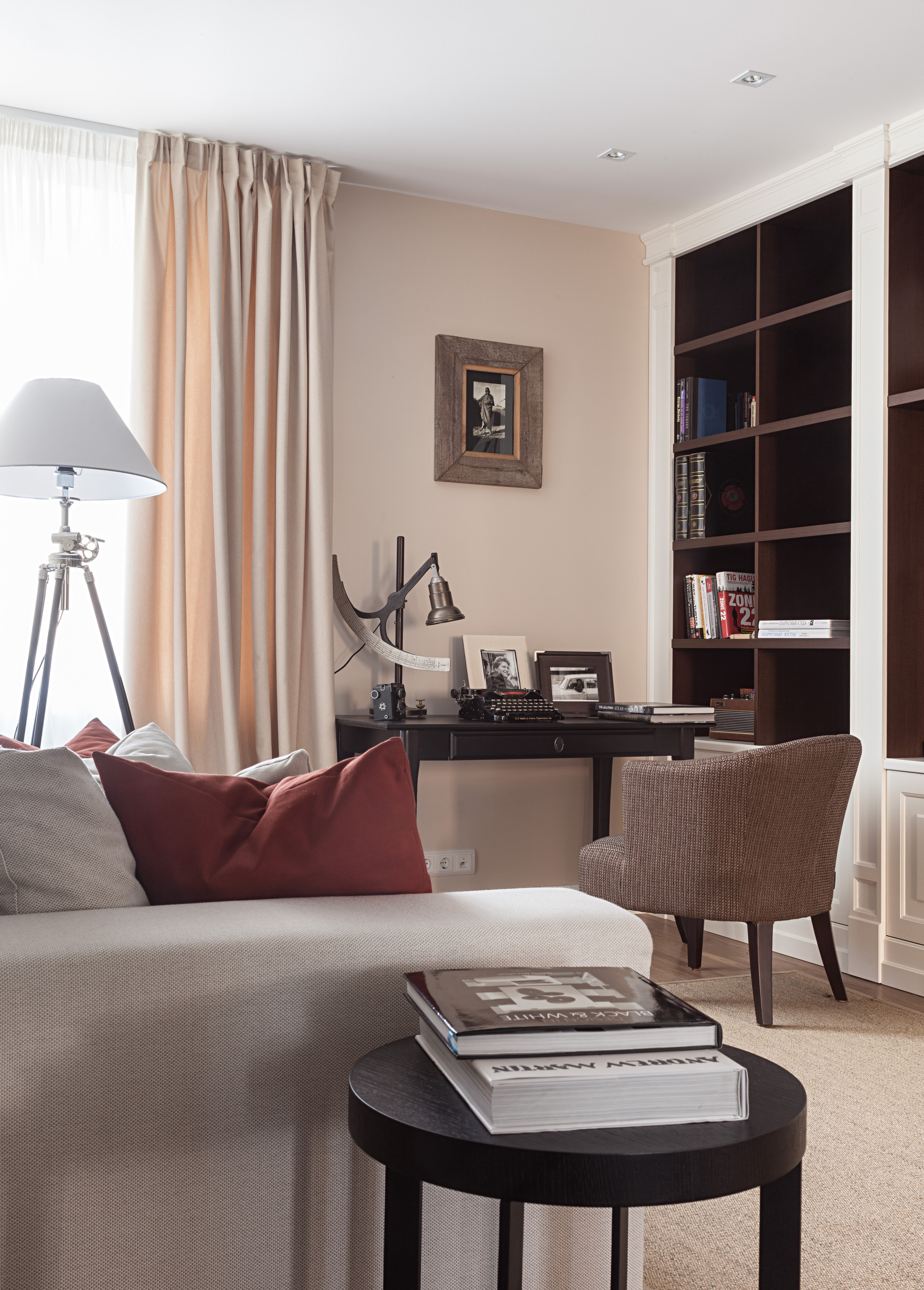 Houzz тур: Шоколадная стена и синий диван для вечера трудного дня