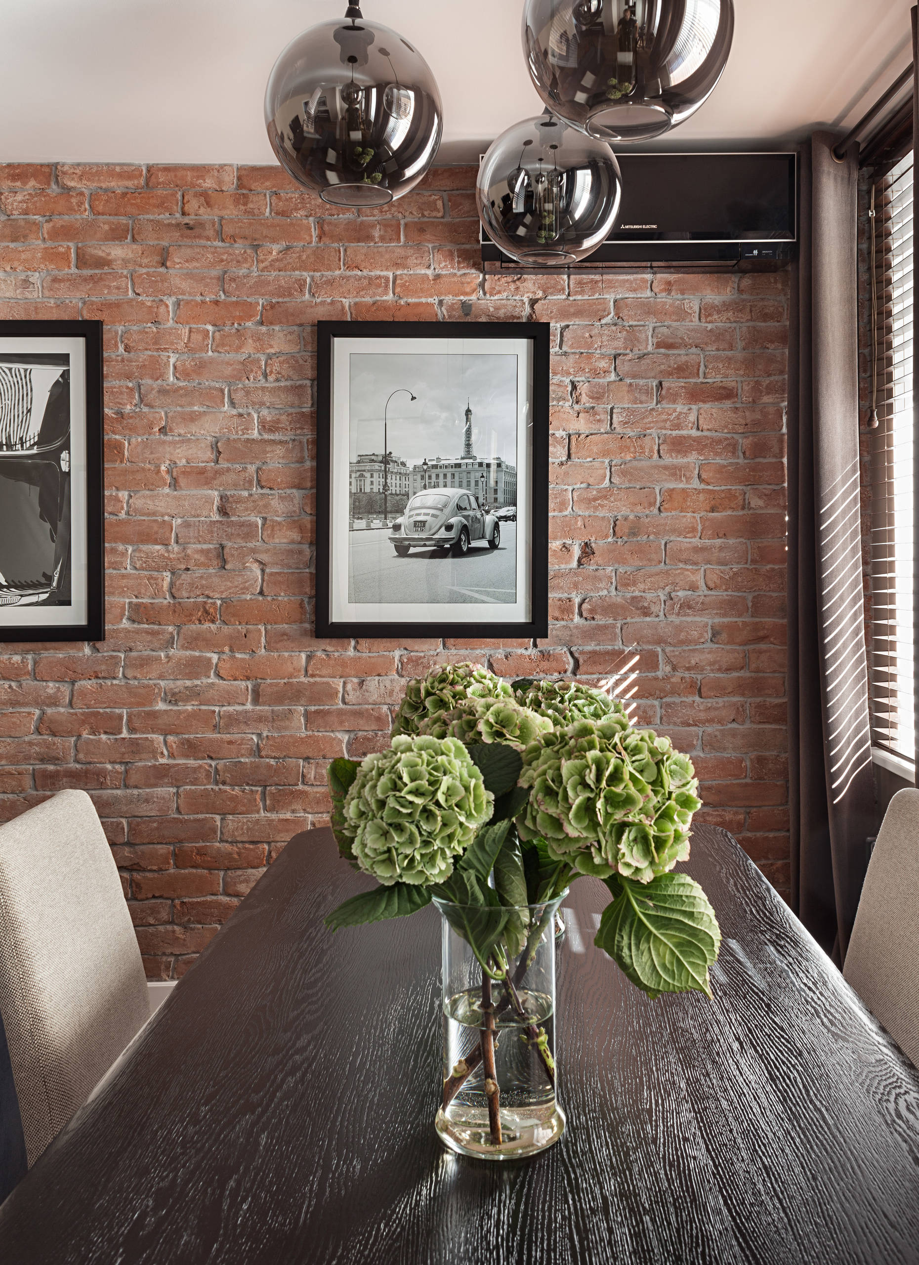 Houzz тур: Шоколадная стена и синий диван для вечера трудного дня