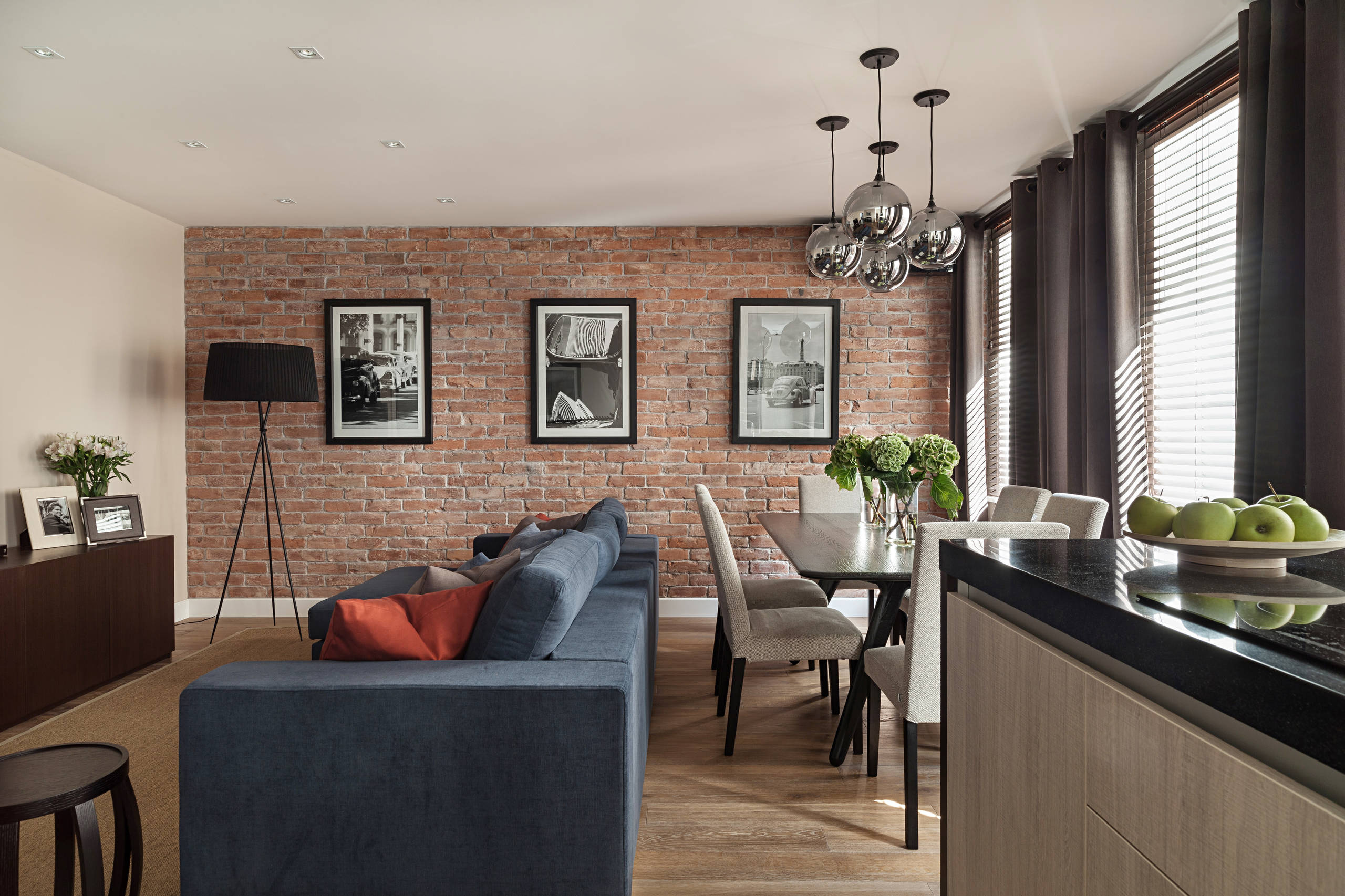 Houzz тур: Шоколадная стена и синий диван для вечера трудного дня