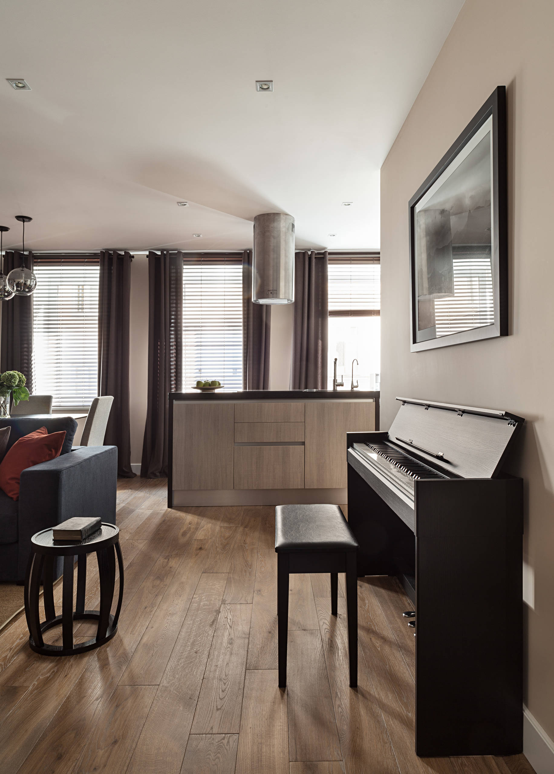 Houzz тур: Шоколадная стена и синий диван для вечера трудного дня