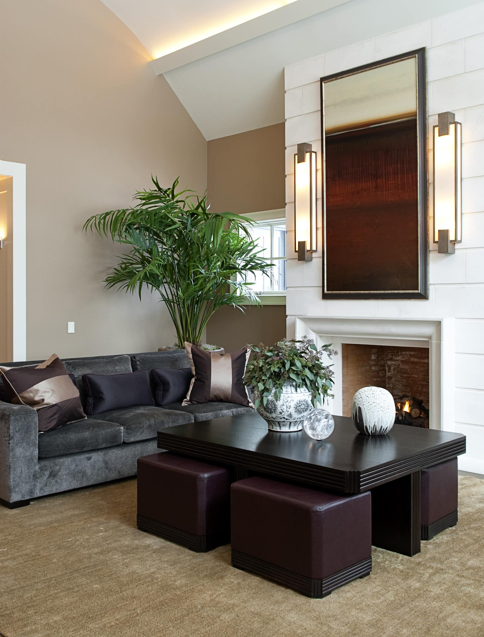 Хранение: Как использовать пространство под журнальным столиком?