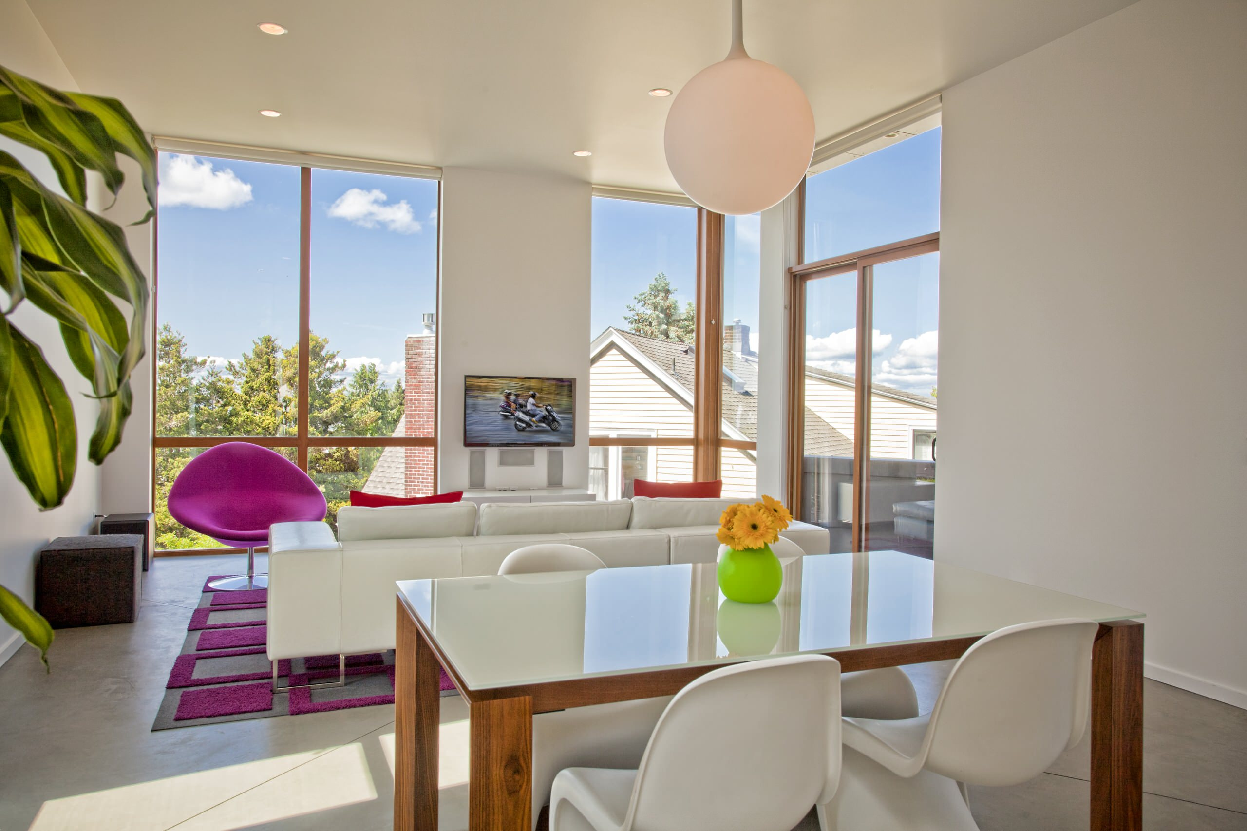 Цвет: Как оживить яркими красками существующий нейтральный интерьер