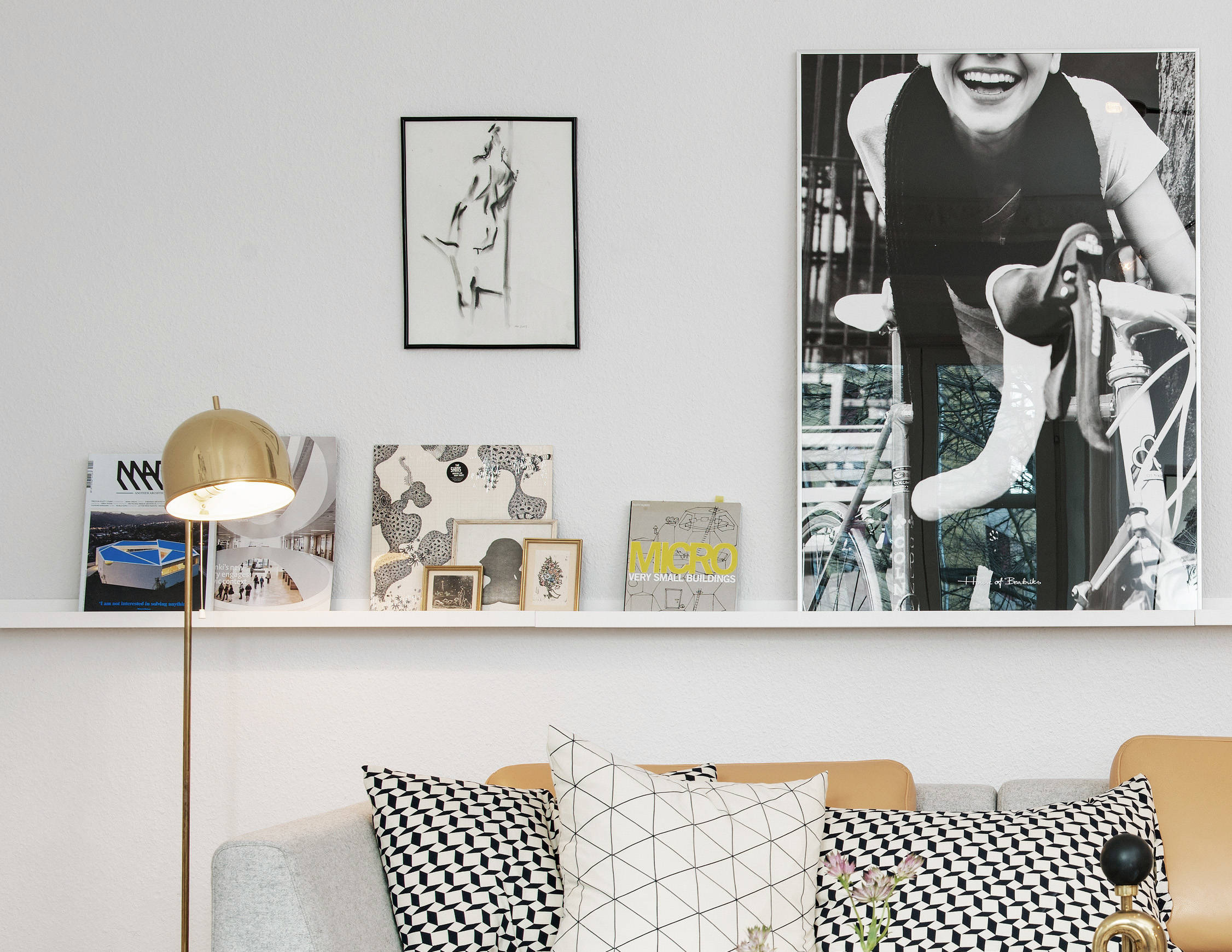 Висеть — и никаких гвоздей: Как закрепить декор на стене