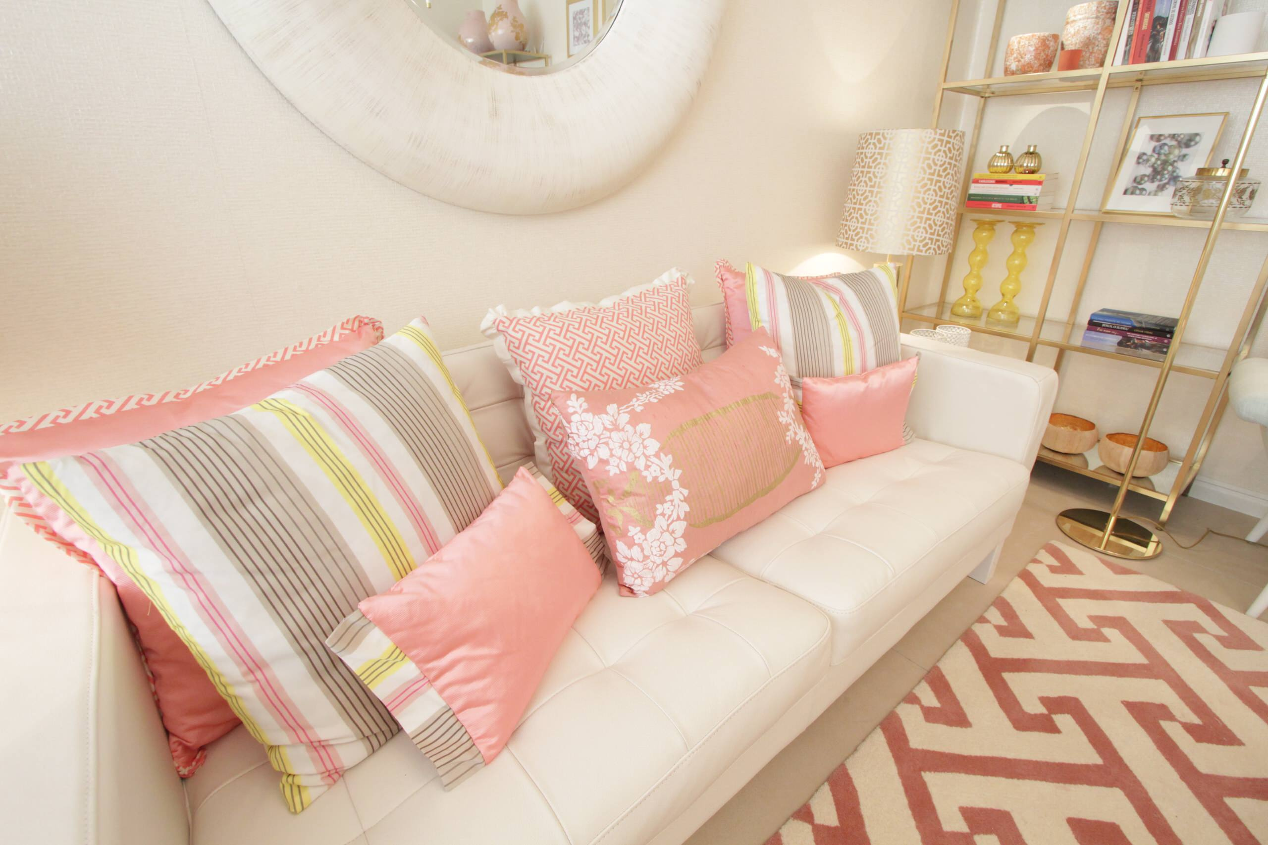 Цвета: Оттенки красного и розового, уместные в интерьере