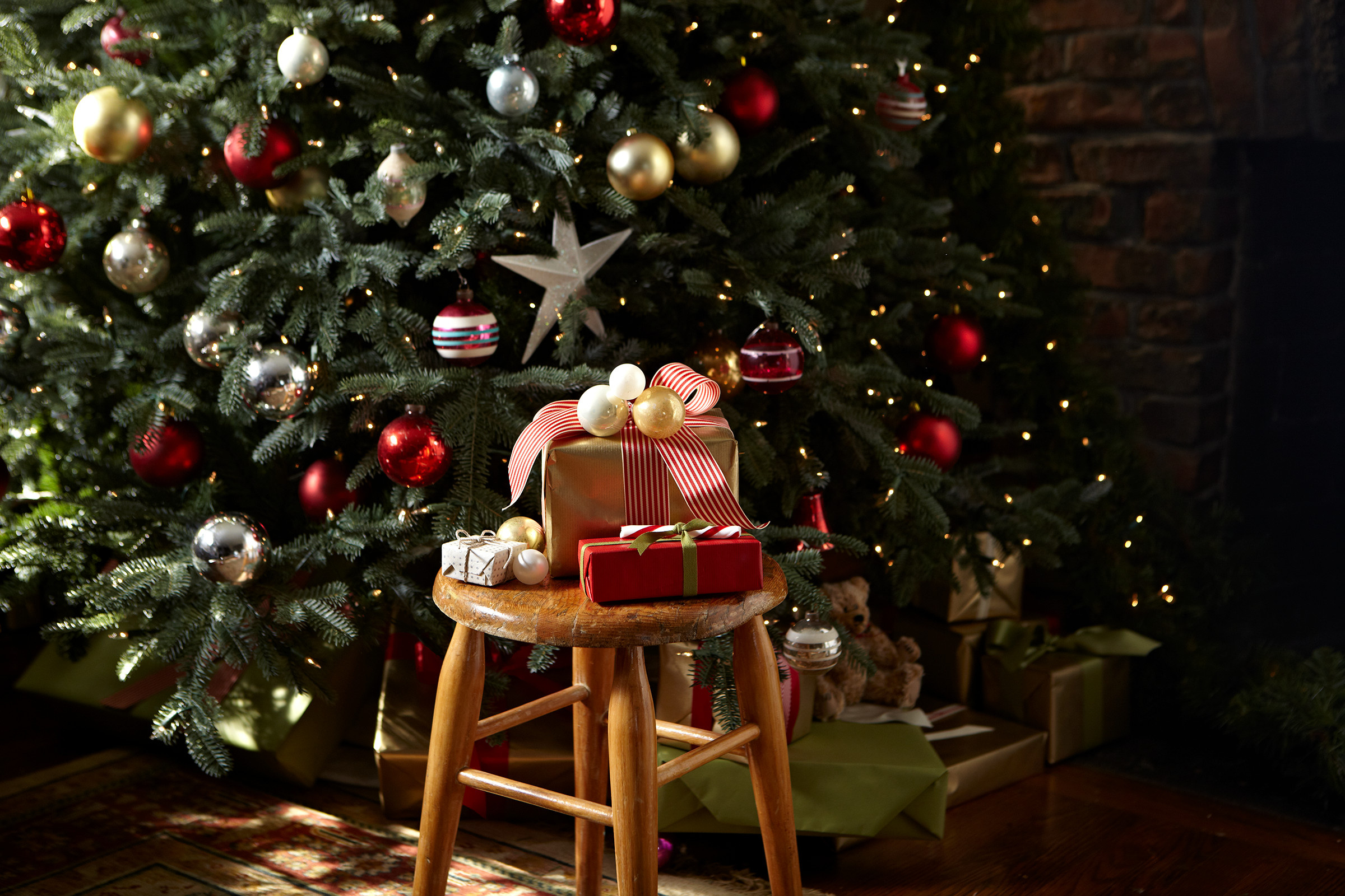 Вопрос: В каких цветах нарядить новогоднюю елку