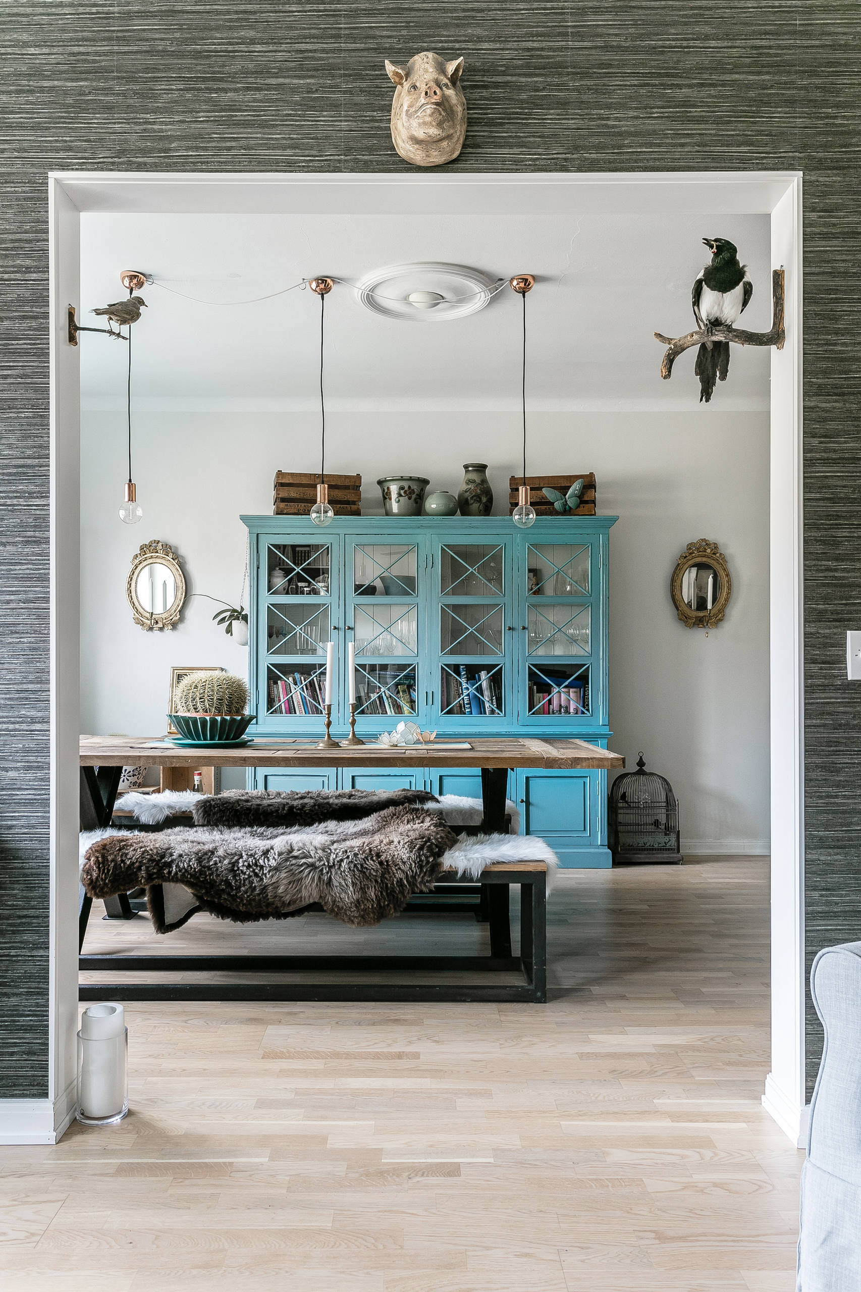 Прием: Цветной шкаф в интерьере