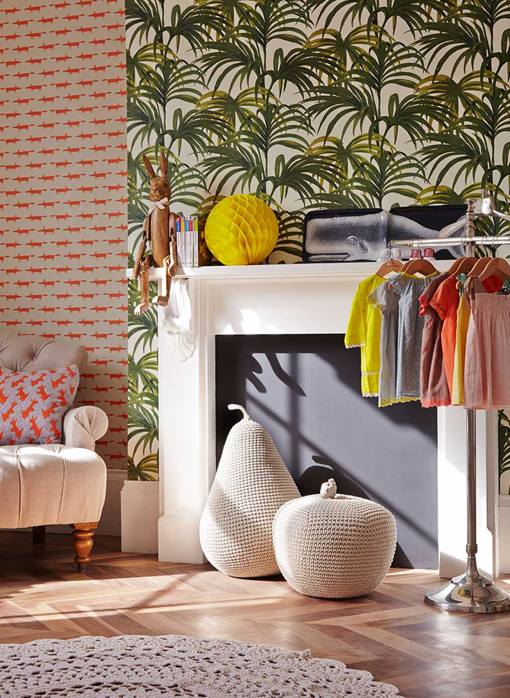 Как правильно: Сочетать два вида обоев в гостиной