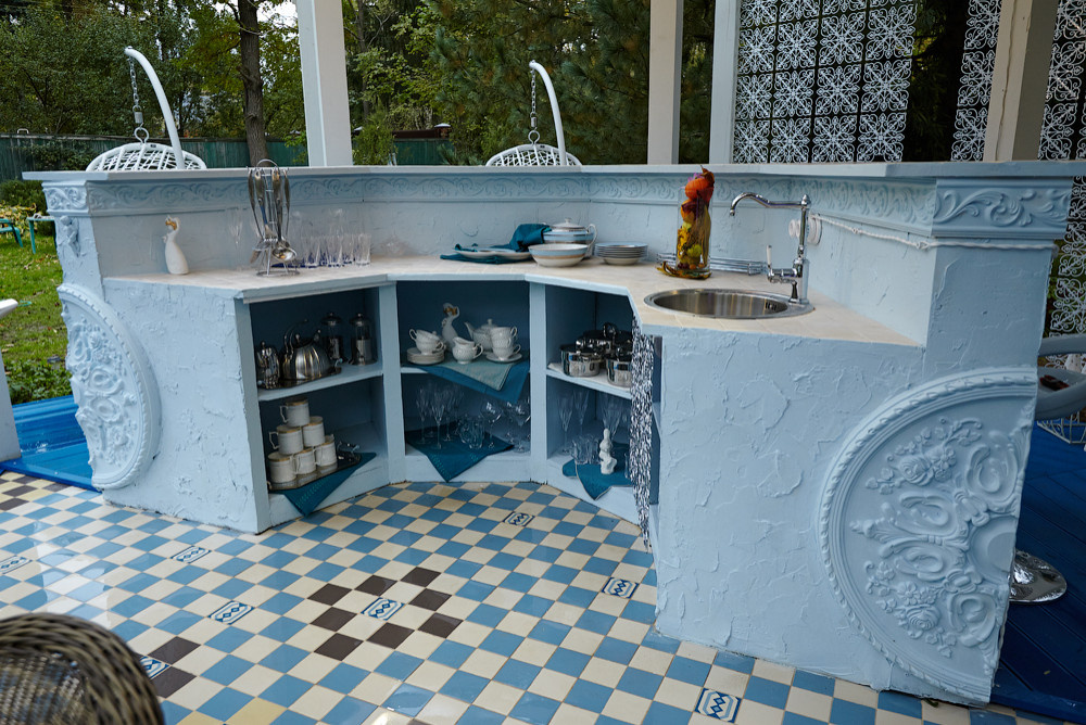 Проект недели: Беседка-кухня с лепниной и ажурными ширмами