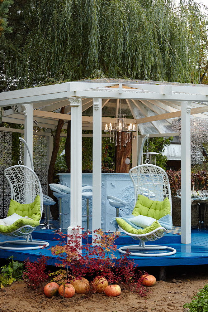 Проект недели: Беседка-кухня с лепниной и ажурными ширмами