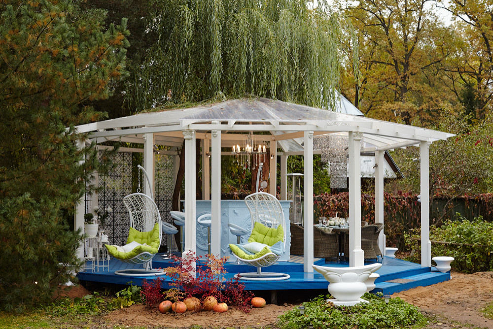 Проект недели: Беседка-кухня с лепниной и ажурными ширмами