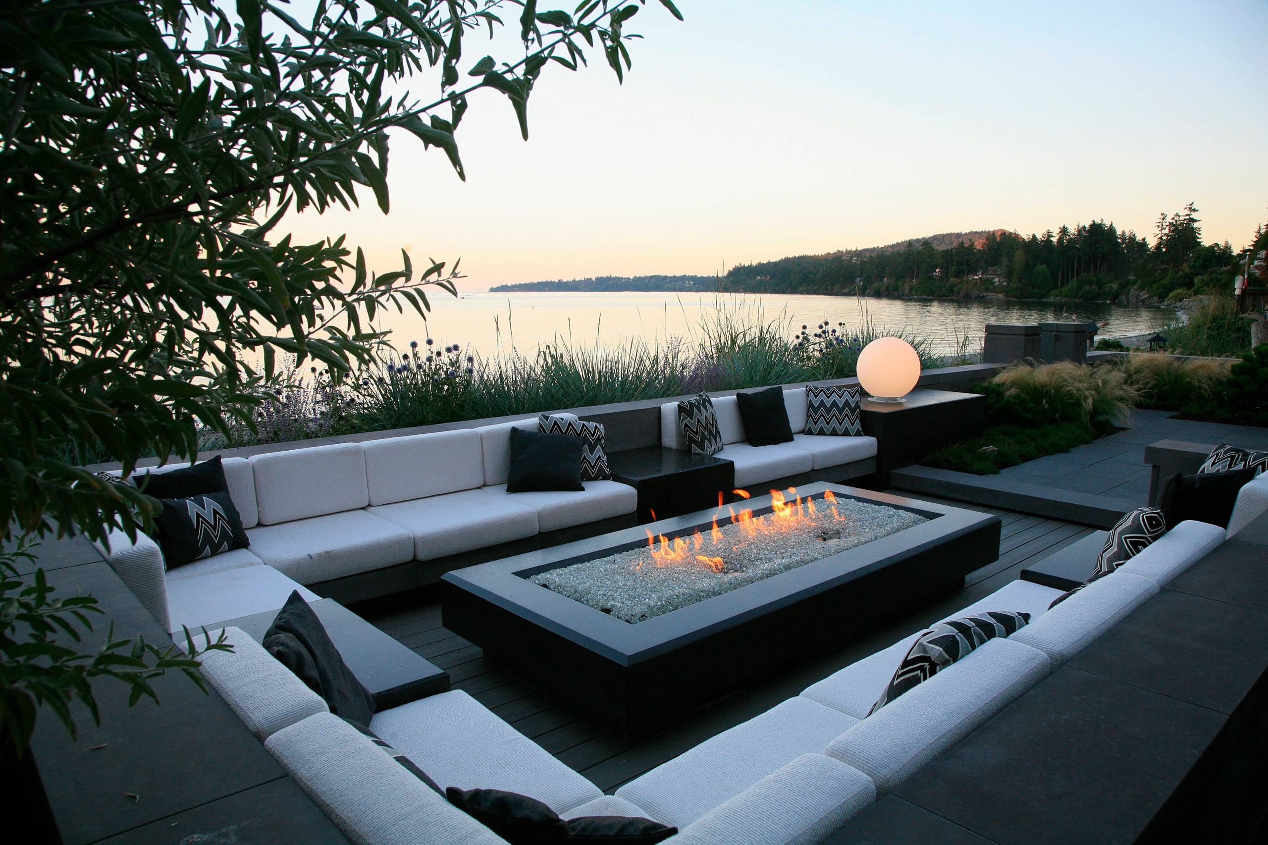 Эмоции теплого спектра: О чем подумать, выбирая садовый уличный камин