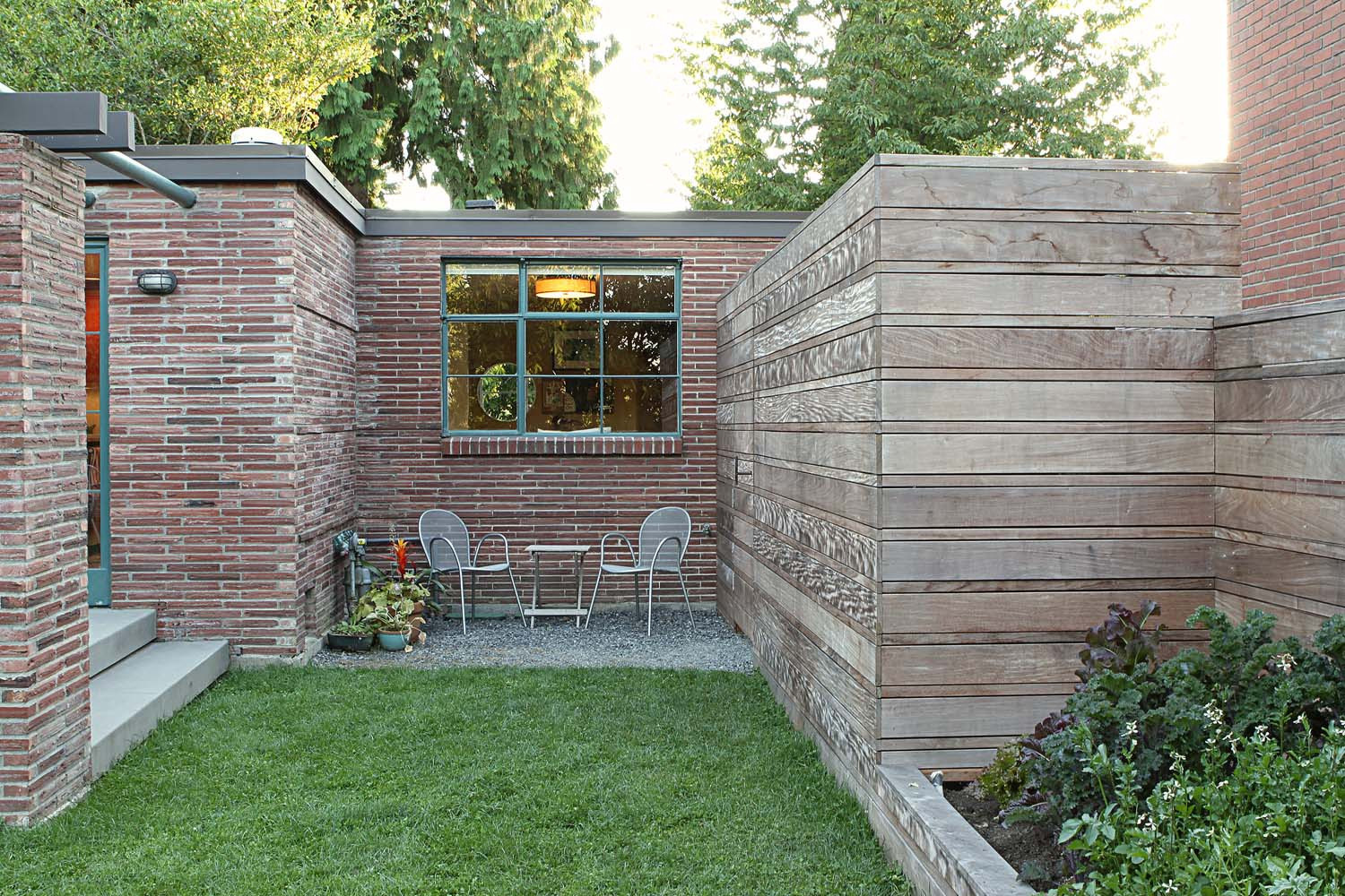 Как правильно: Обустроить узкие места на маленьком участке