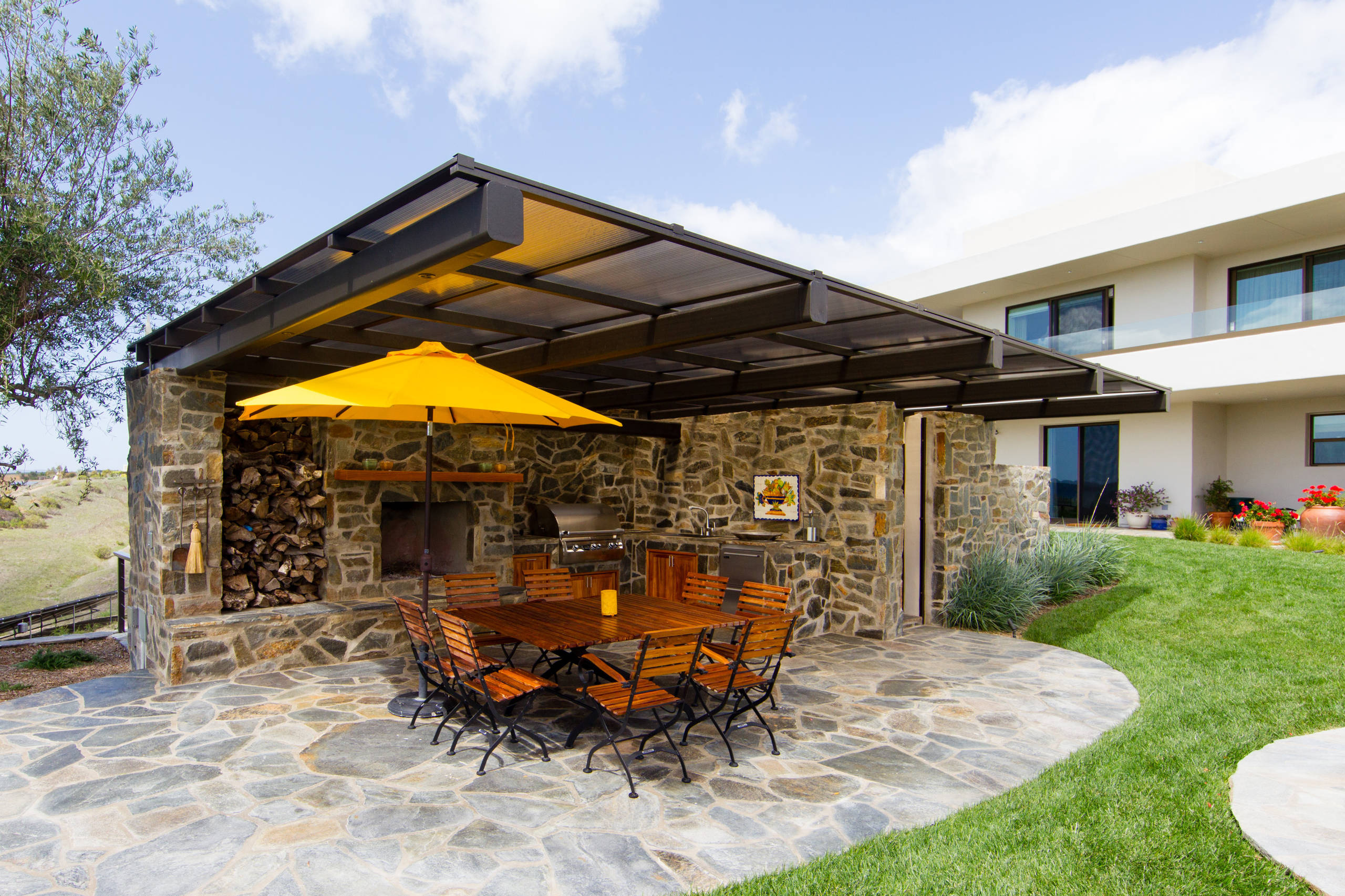 Вопрос: Зачем [и какие] летние кухни строят теперь