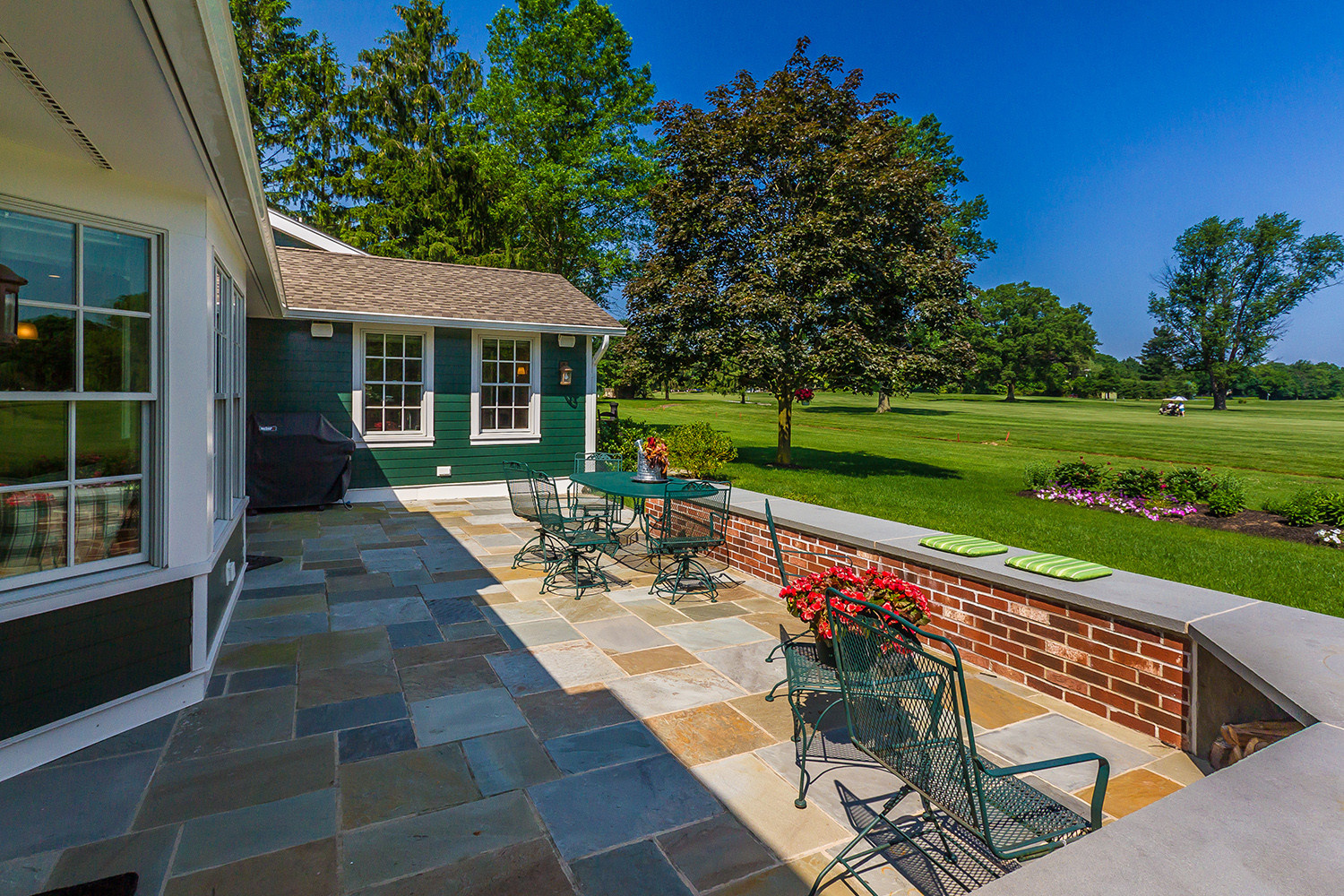 Как правильно: Выбрать краску для наружных работ