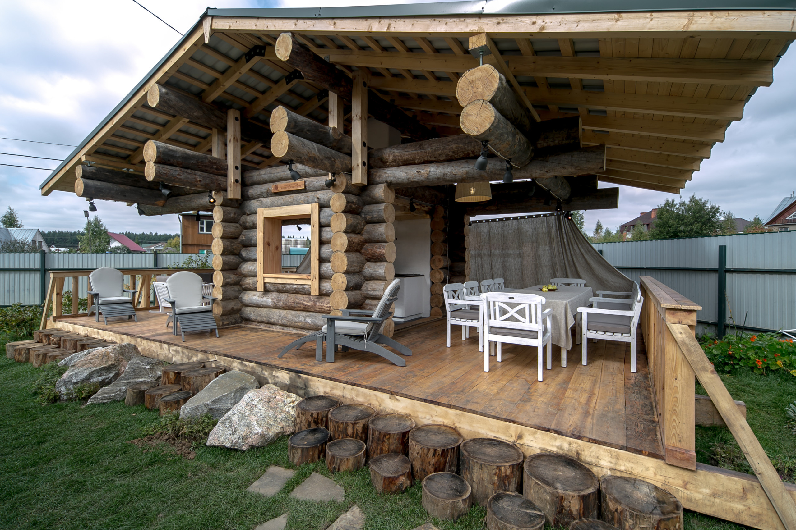 Проект недели: Парящая терраса-беседка из седой карельской сосны