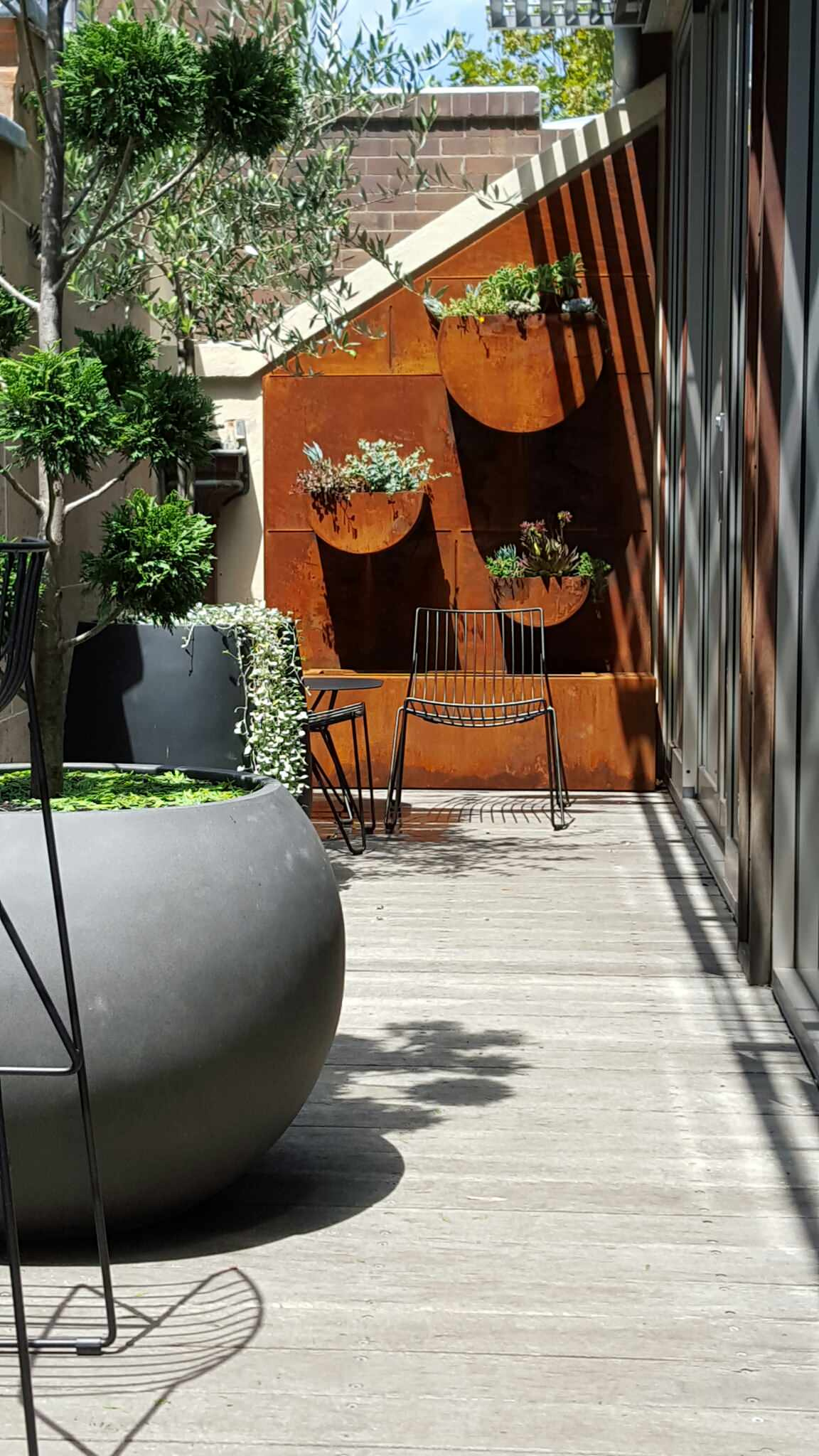 Просто фото: 24 идеи для вертикального озеленения дома и сада