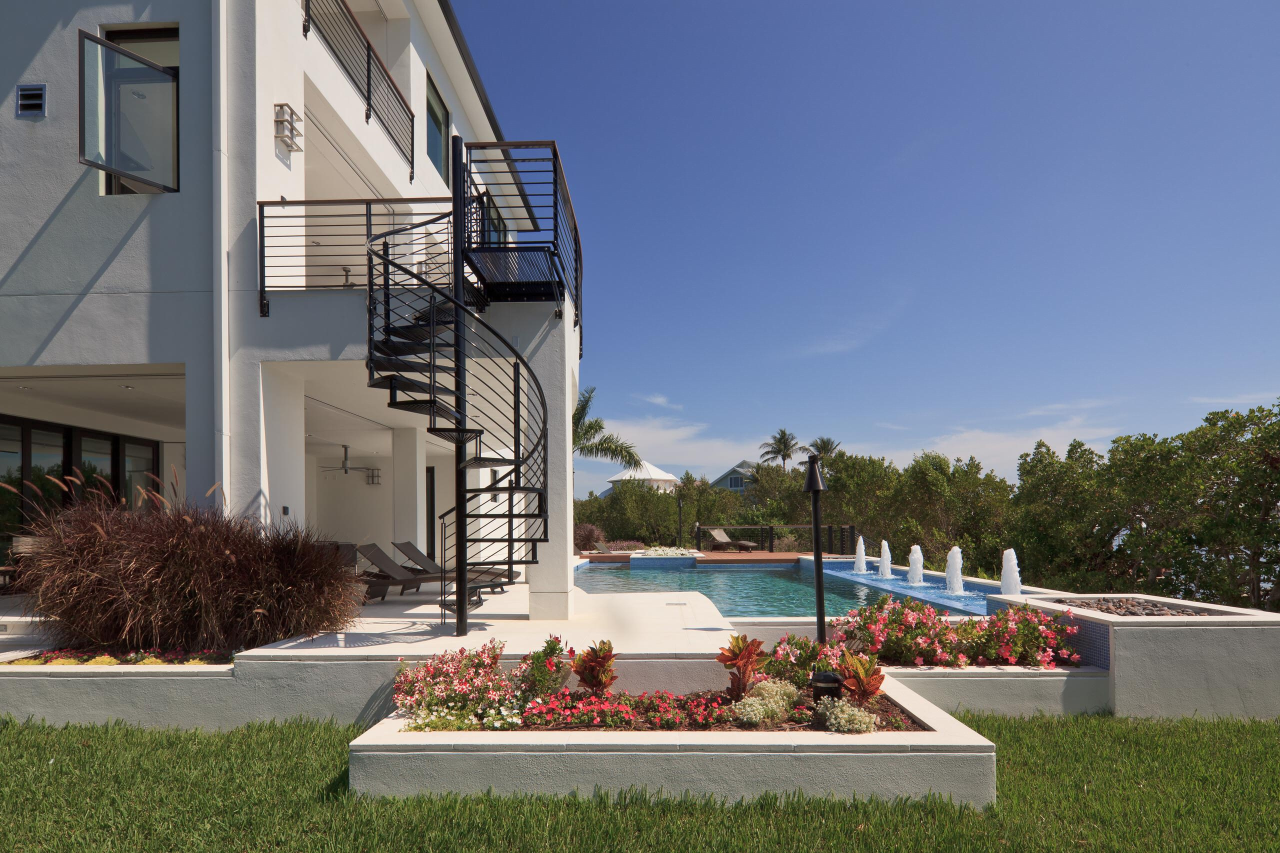 Фотоохота: Внешняя винтовая лестница